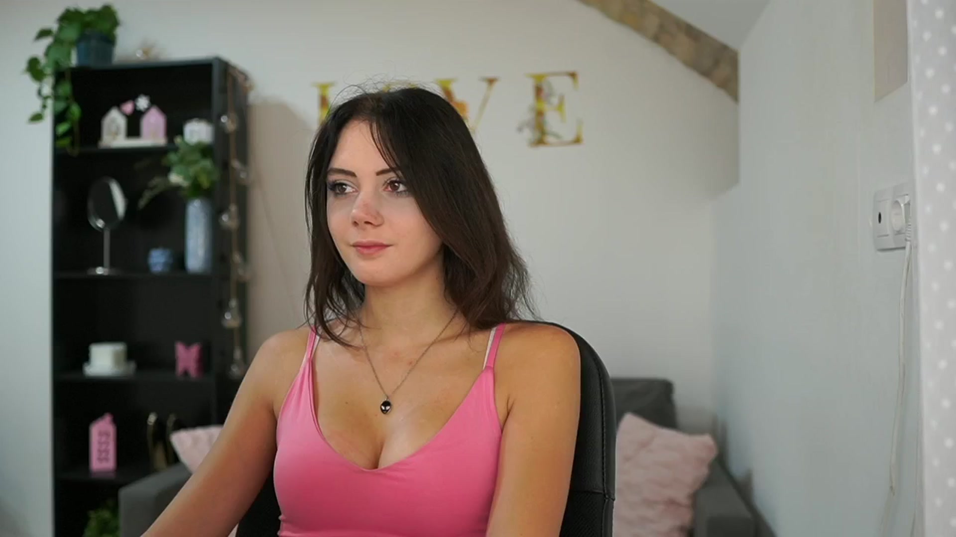 Gallery image thumbnail from Christina_R's myfreecams stream on, 05/24/2024, 08:19 image 9 of 20