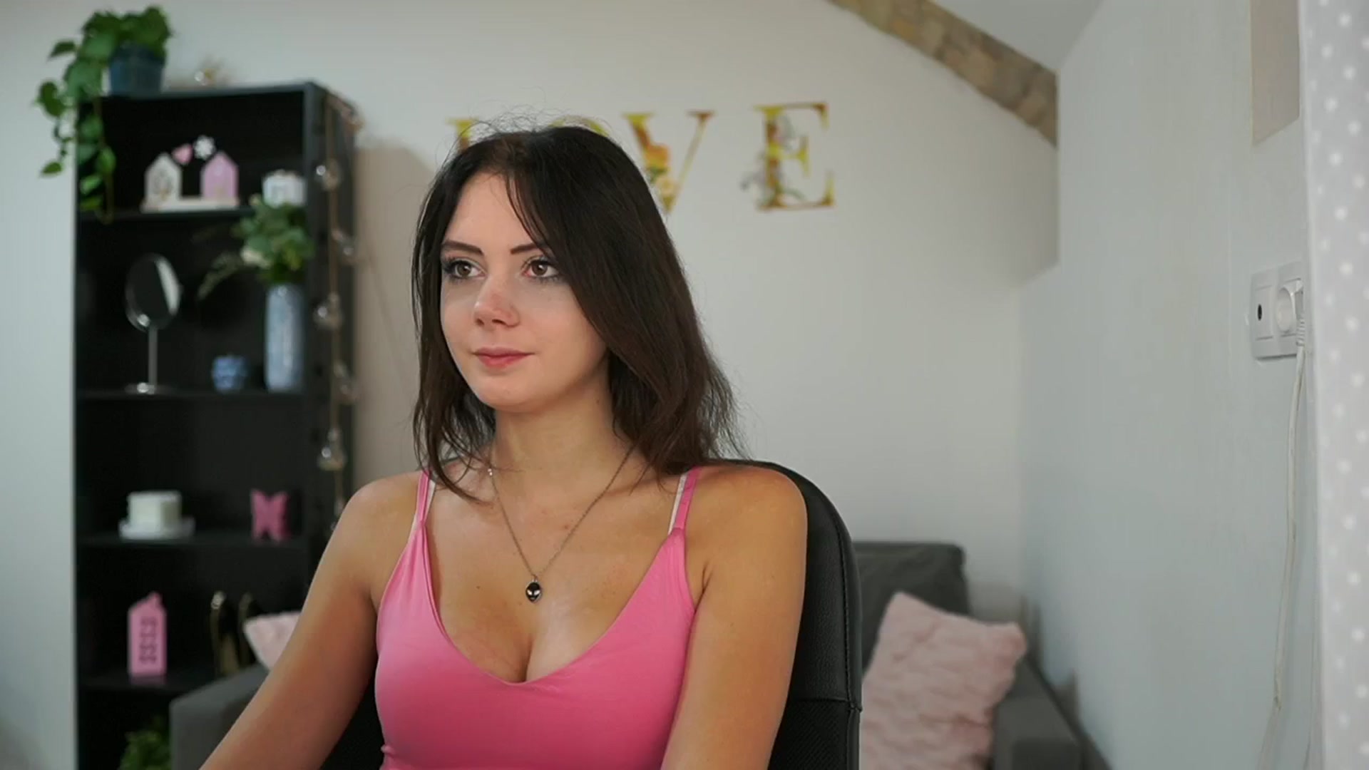 Gallery image thumbnail from Christina_R's myfreecams stream on, 05/24/2024, 08:19 image 7 of 20