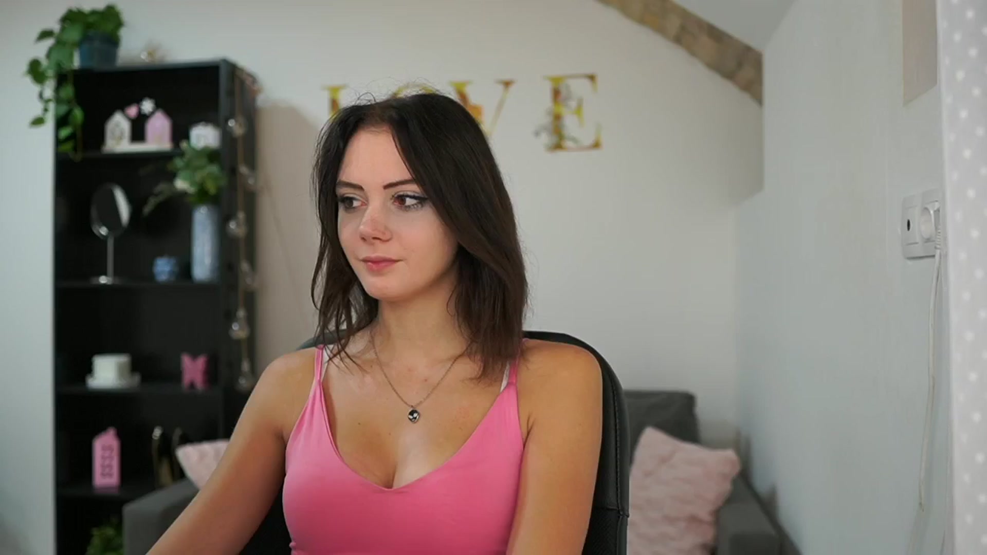 Gallery image thumbnail from Christina_R's myfreecams stream on, 05/24/2024, 09:00 image 15 of 20