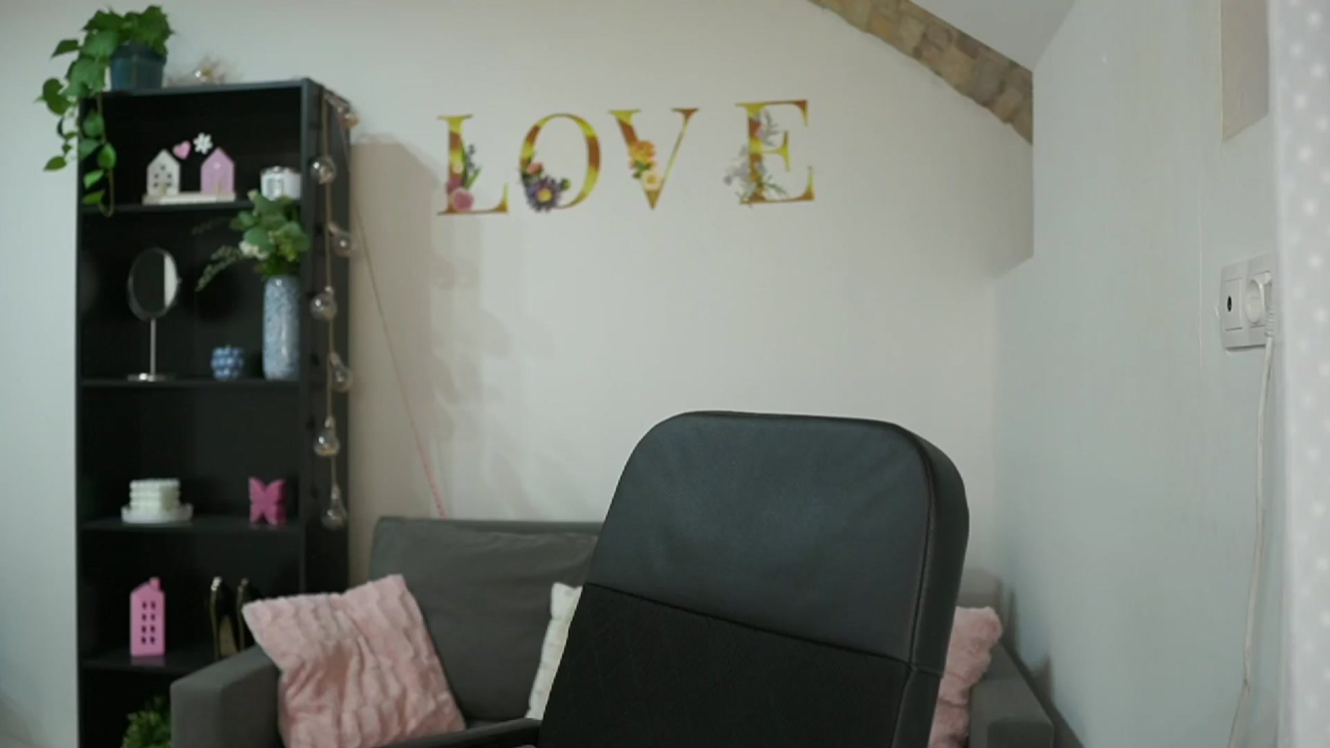 Gallery image thumbnail from Christina_R's myfreecams stream on, 05/24/2024, 12:19 image 20 of 20