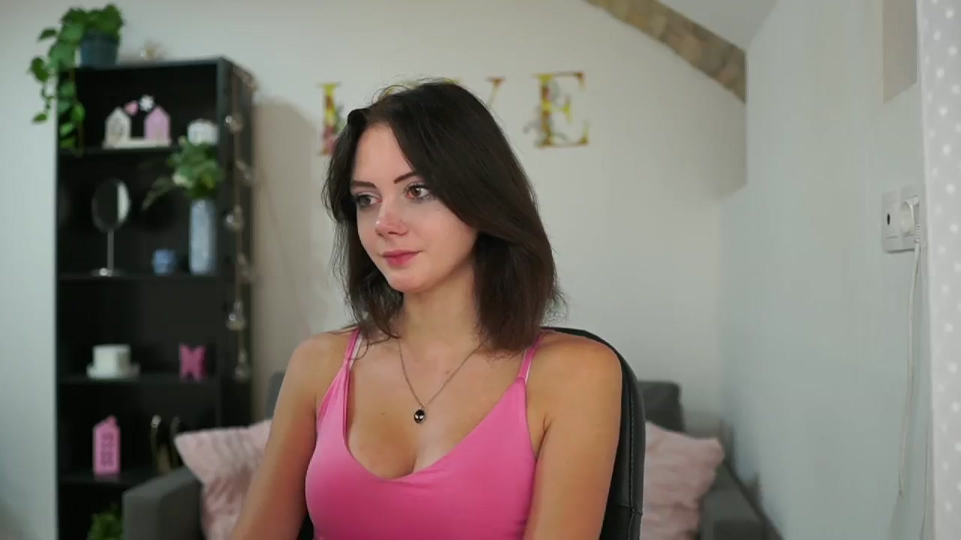 Gallery image thumbnail from Christina_R's myfreecams stream on, 05/24/2024, 12:19 image 17 of 20