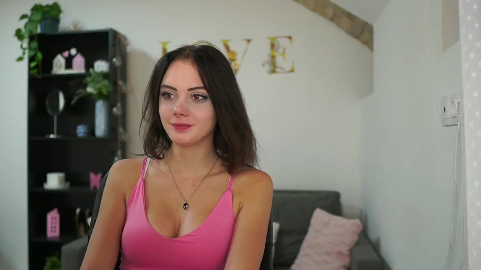 Gallery image thumbnail from Christina_R's myfreecams stream on, 05/24/2024, 13:07 image 10 of 20