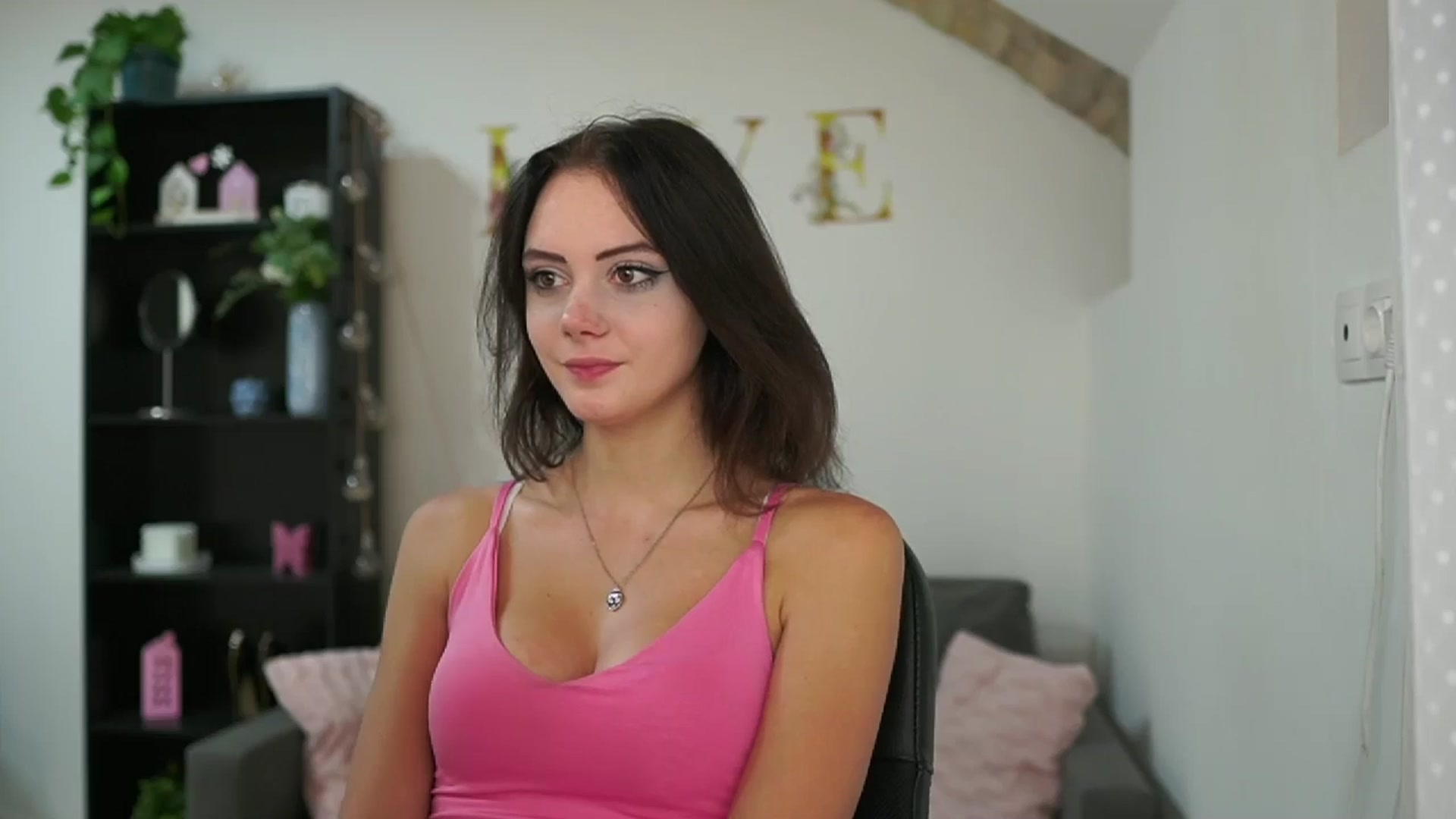 Gallery image thumbnail from Christina_R's myfreecams stream on, 05/24/2024, 13:07 image 3 of 20