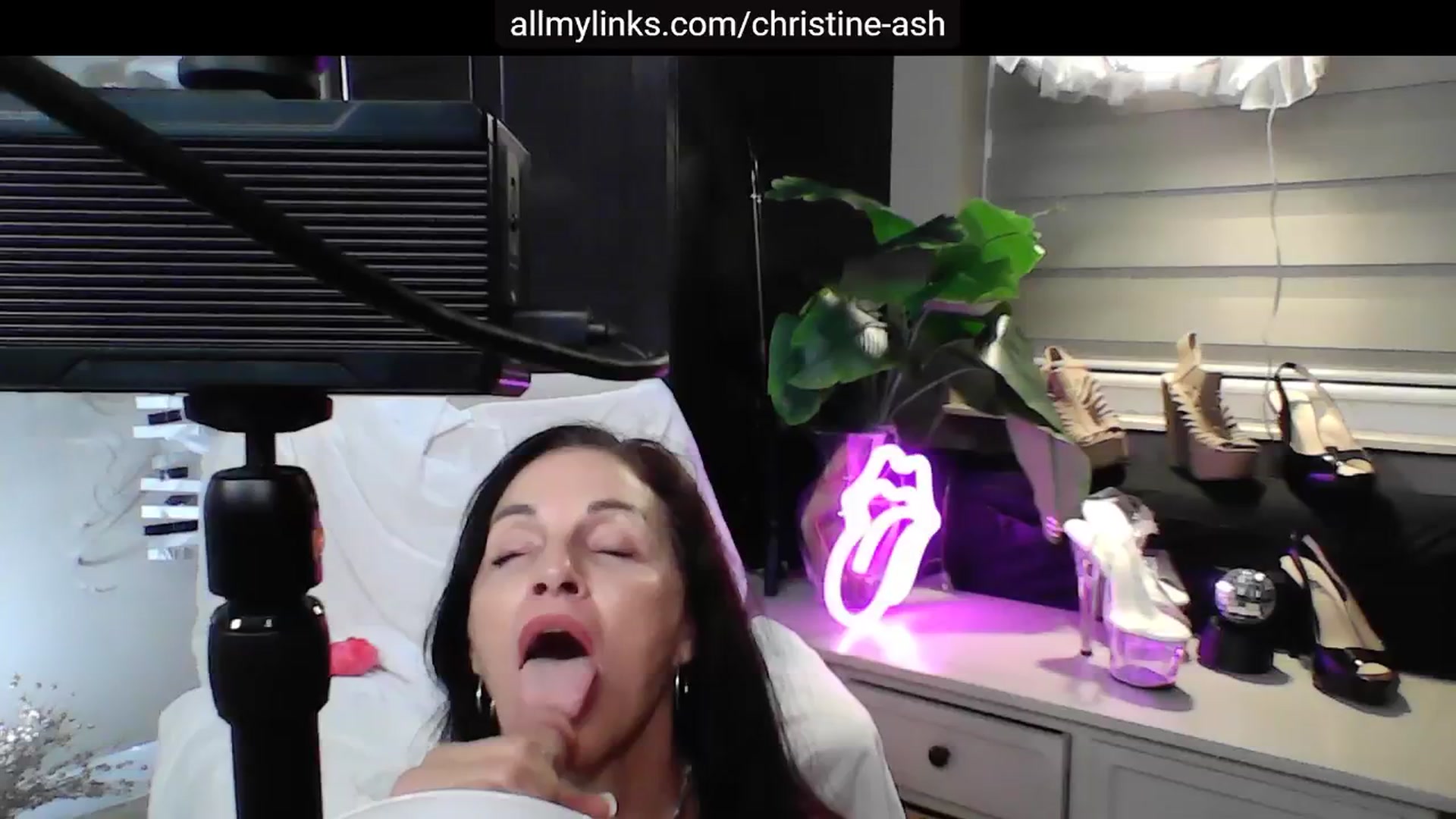 Gallery image thumbnail from ChristineAsh's myfreecams stream on, 06/25/2024, 07:09 image 3 of 20
