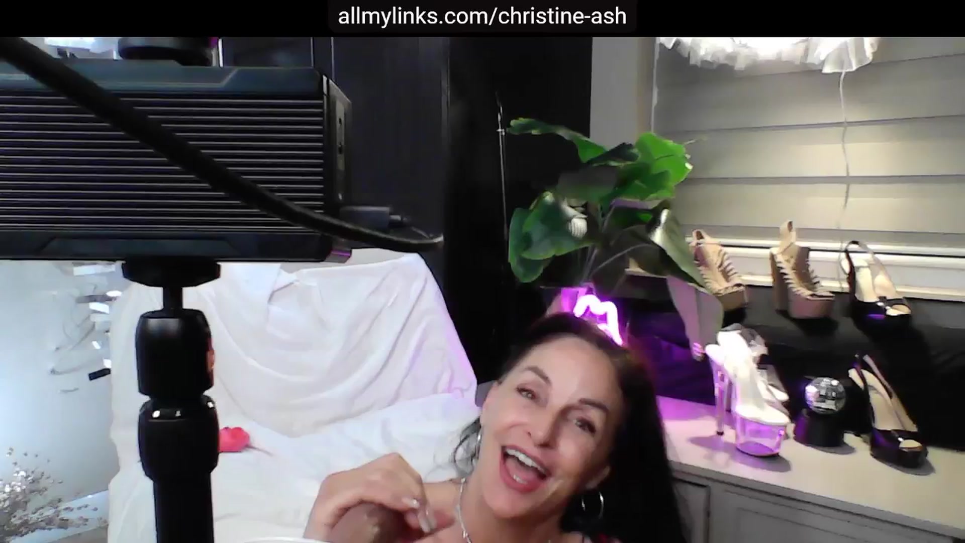 Gallery image thumbnail from ChristineAsh's myfreecams stream on, 06/25/2024, 07:09 image 1 of 20