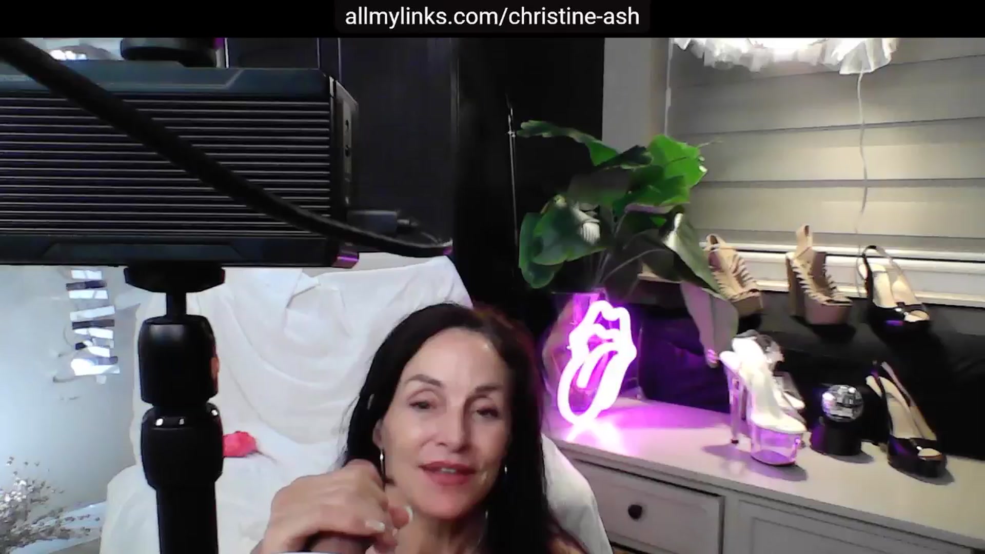Gallery image thumbnail from ChristineAsh's myfreecams stream on, 06/25/2024, 07:09 image 4 of 20