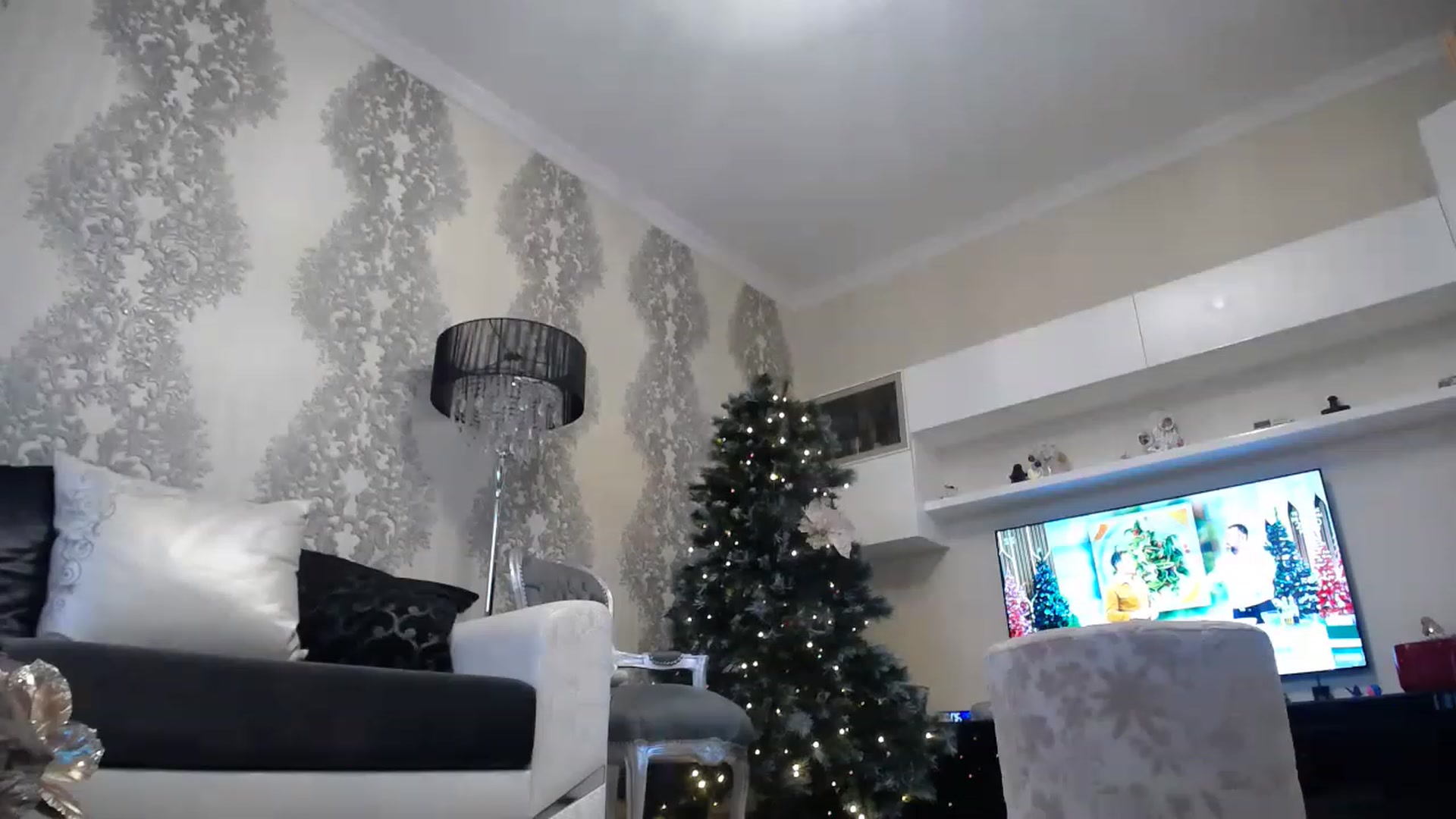 Gallery image thumbnail from ChristmasKimm's myfreecams stream on, 12/07/2022, 09:00 image 15 of 20