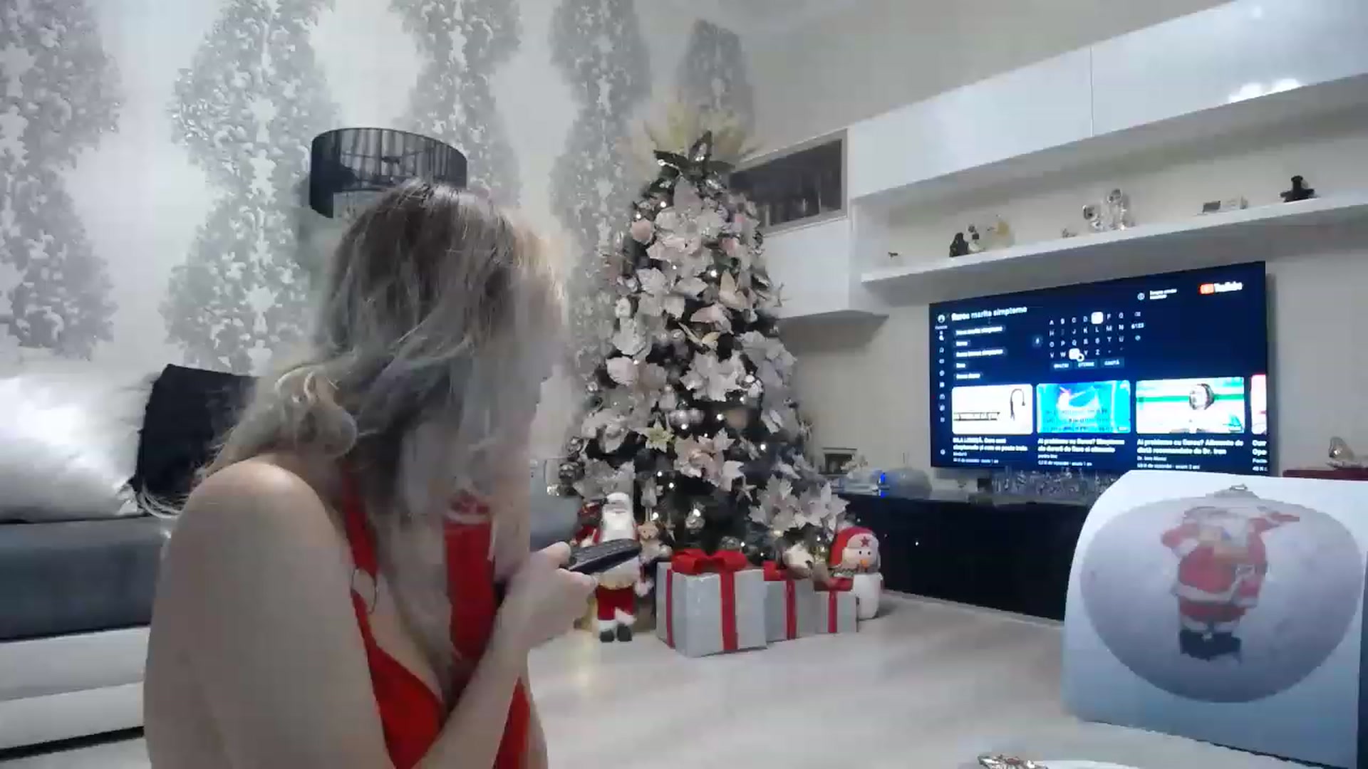 Gallery image thumbnail from ChristmasKimm's myfreecams stream on, 12/08/2022, 08:47 image 2 of 20