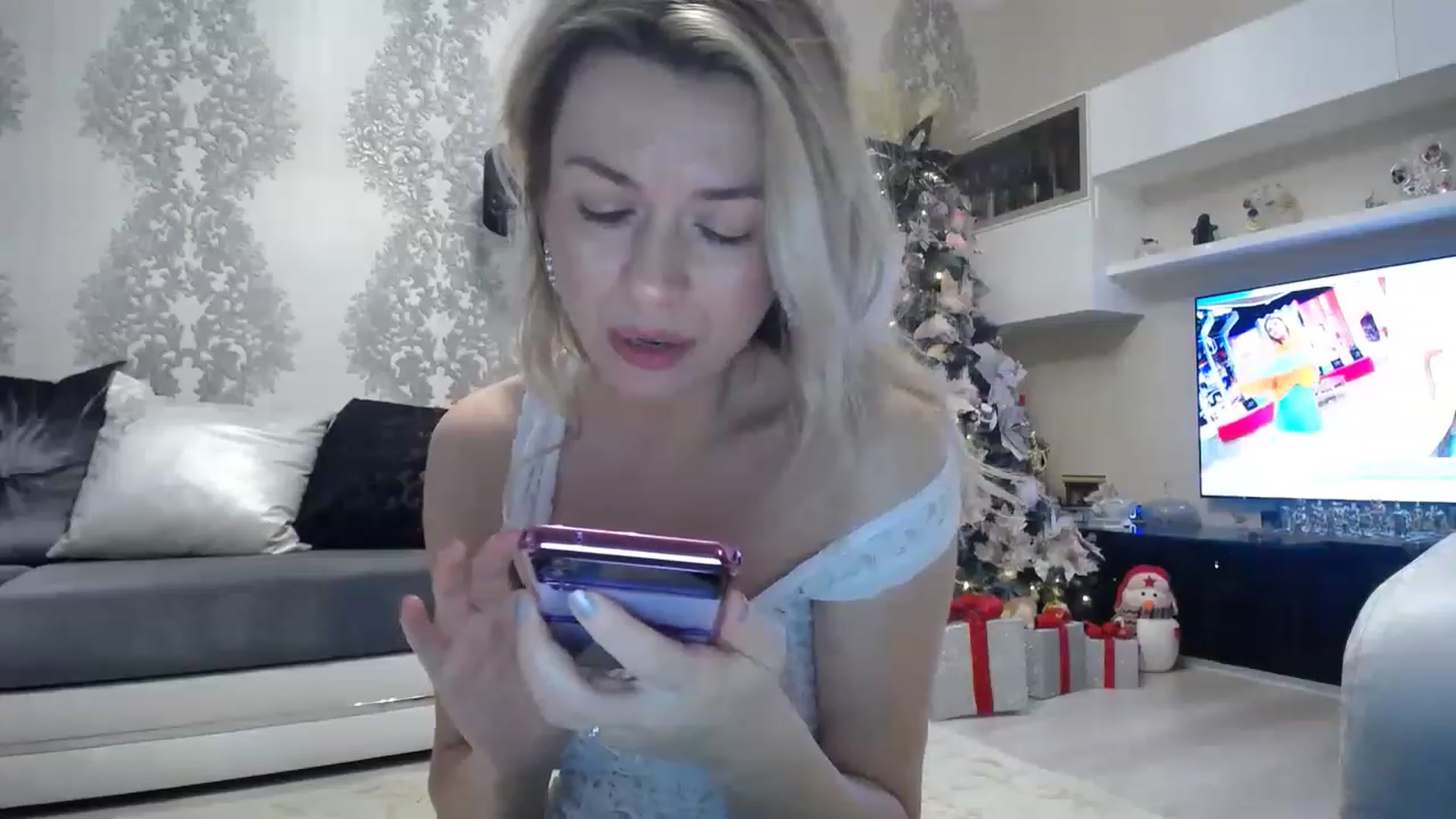Gallery image thumbnail from ChristmasKimm's myfreecams stream on, 12/09/2022, 06:44 image 5 of 20