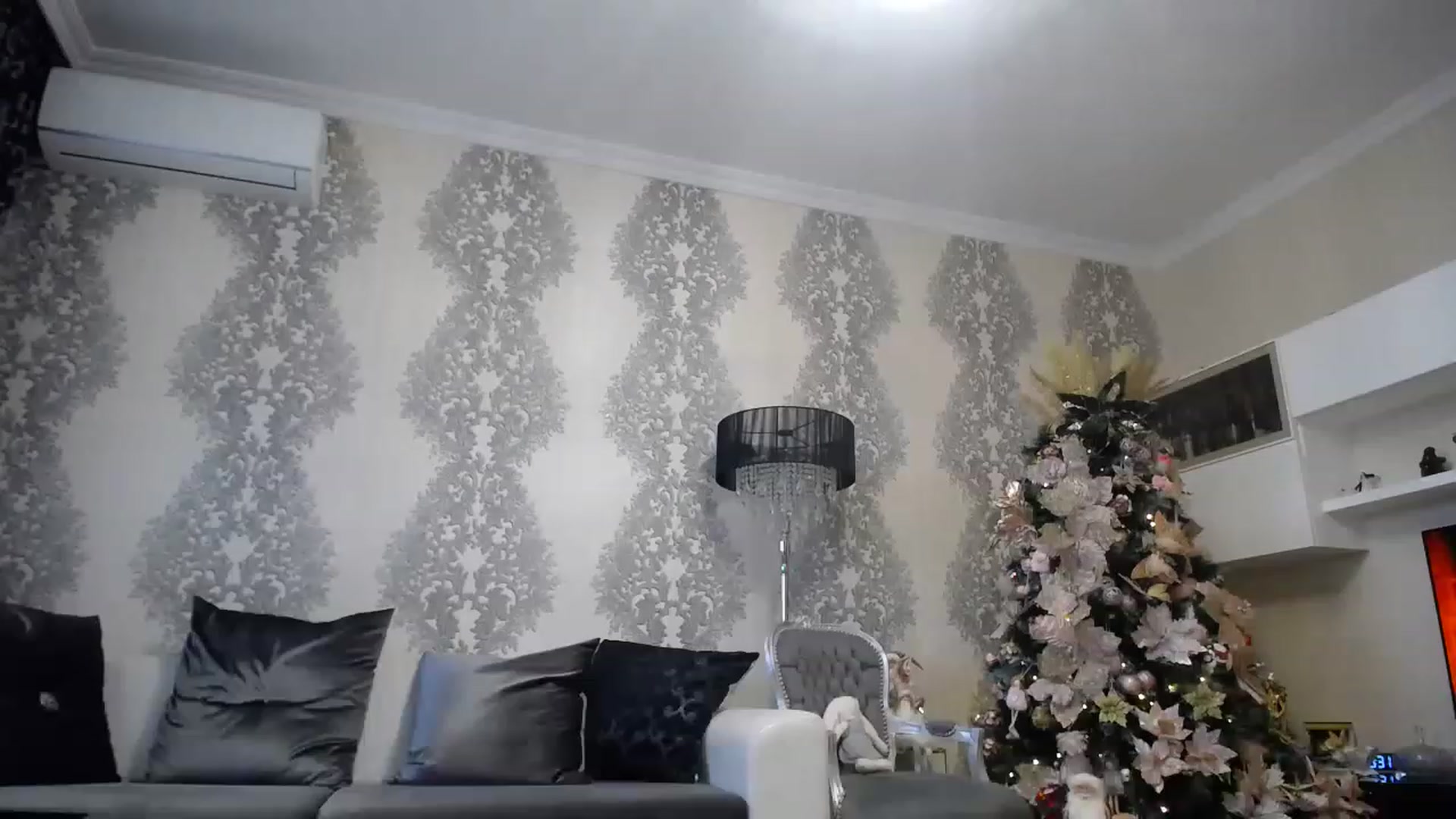 Gallery image thumbnail from ChristmasKimm's myfreecams stream on, 12/10/2022, 08:28 image 5 of 20