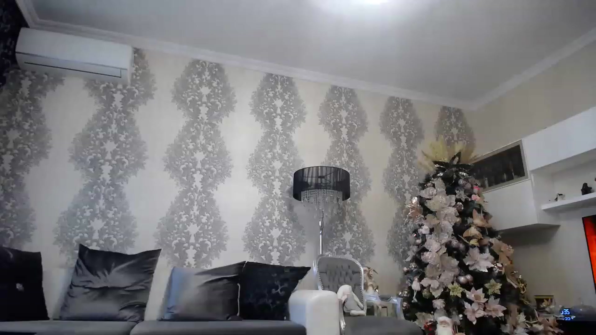 Gallery image thumbnail from ChristmasKimm's myfreecams stream on, 12/10/2022, 08:28 image 6 of 20