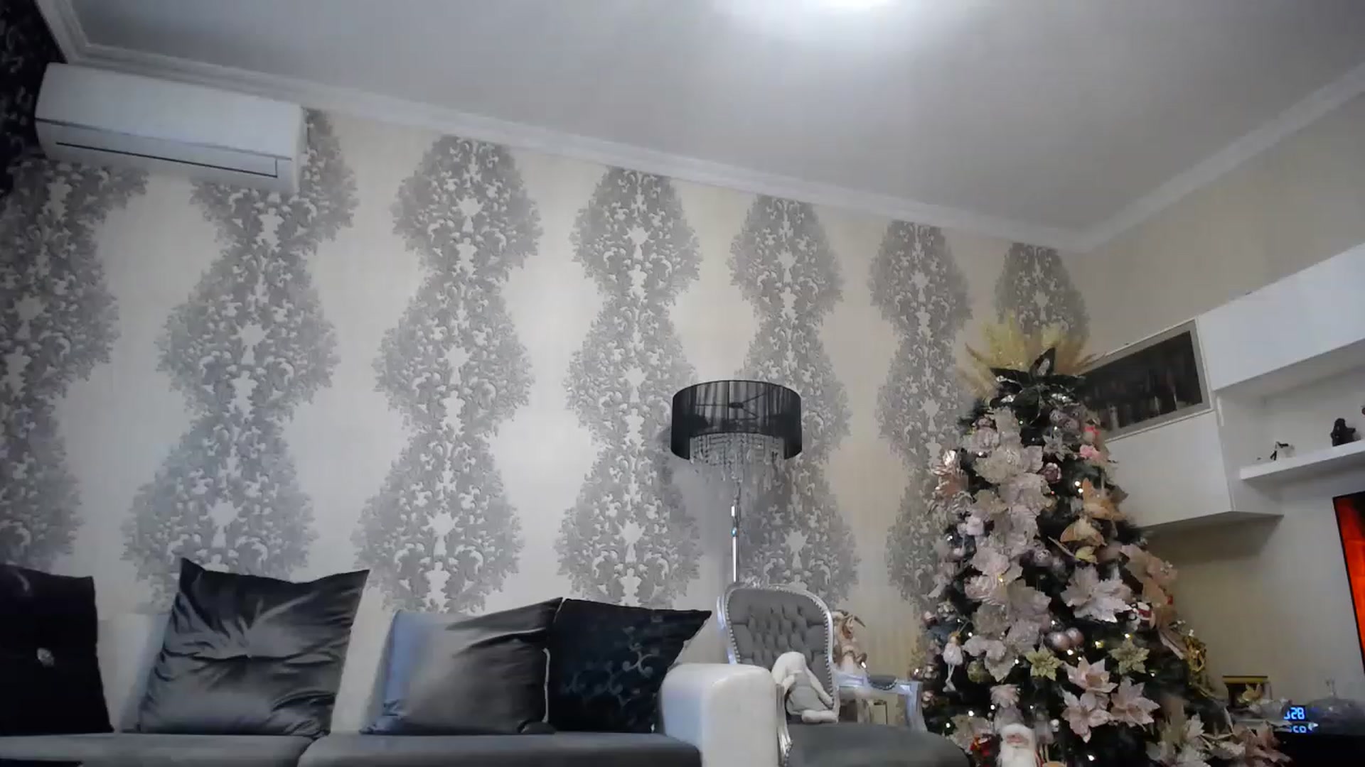 Gallery image thumbnail from ChristmasKimm's myfreecams stream on, 12/10/2022, 08:28 image 4 of 20