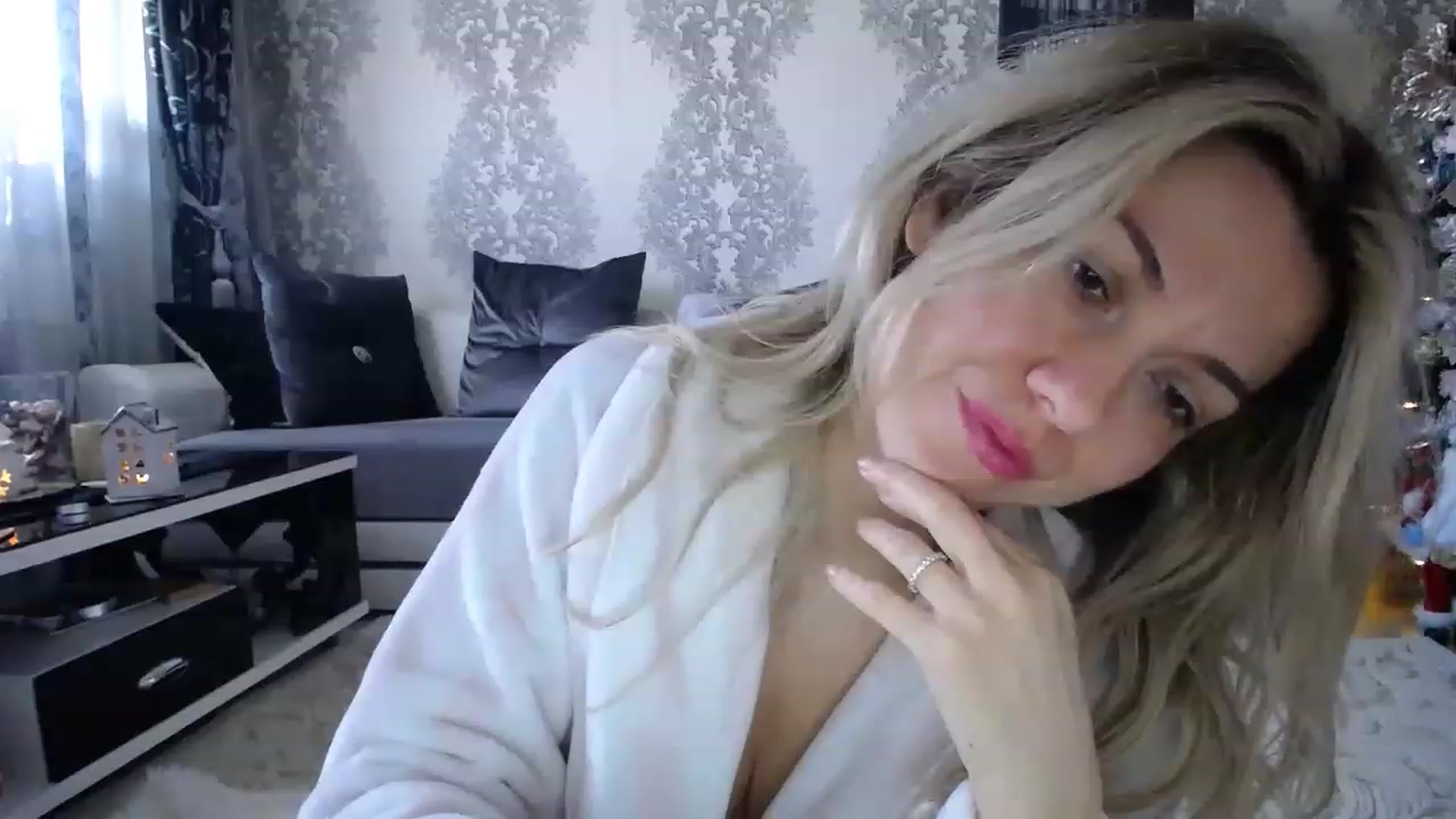 Gallery image thumbnail from ChristmasKimm's myfreecams stream on, 12/11/2022, 09:05 image 18 of 20