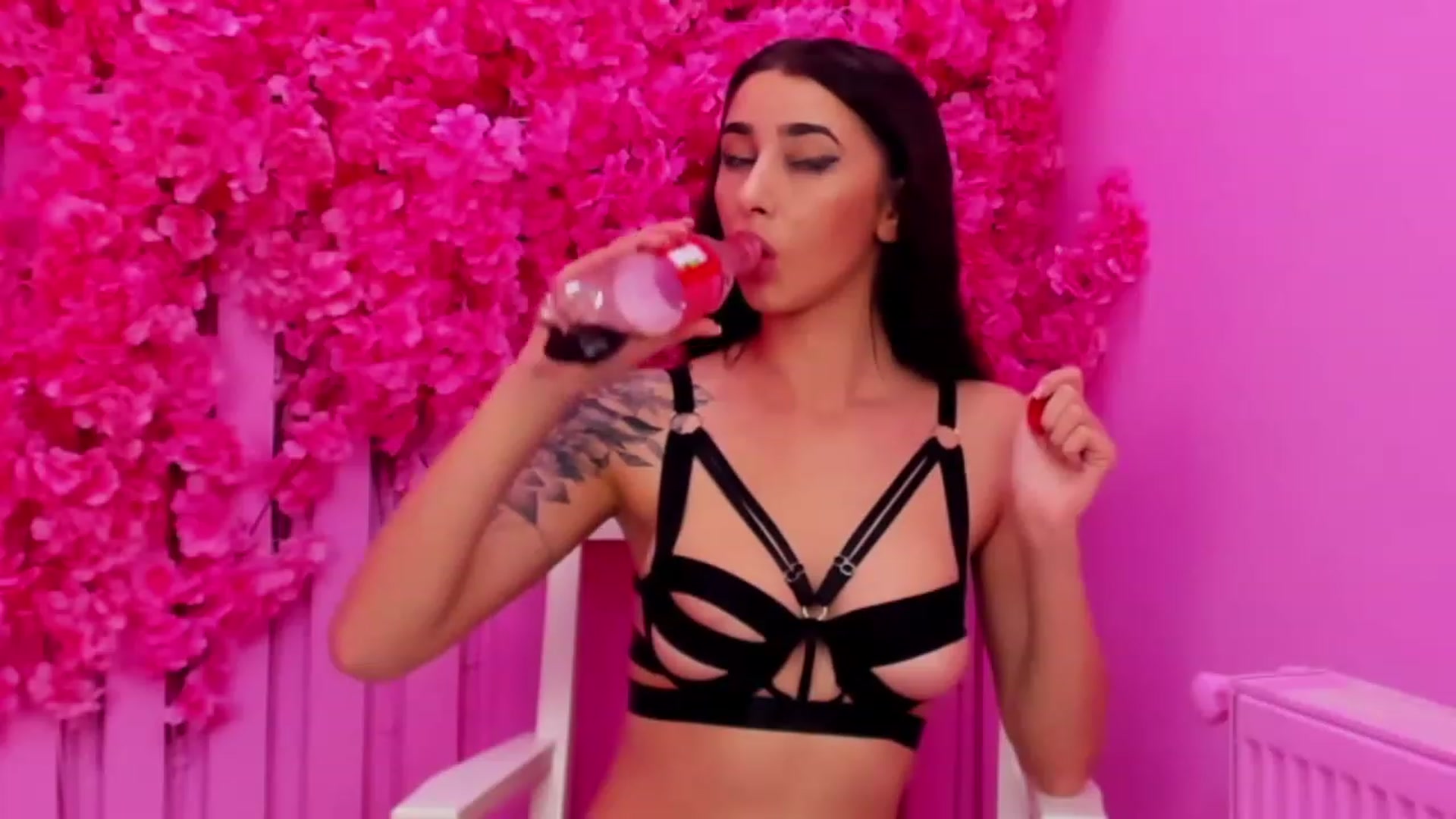 Gallery image thumbnail from ChristynaRos's myfreecams stream on, 04/14/2023, 01:08 image 19 of 20