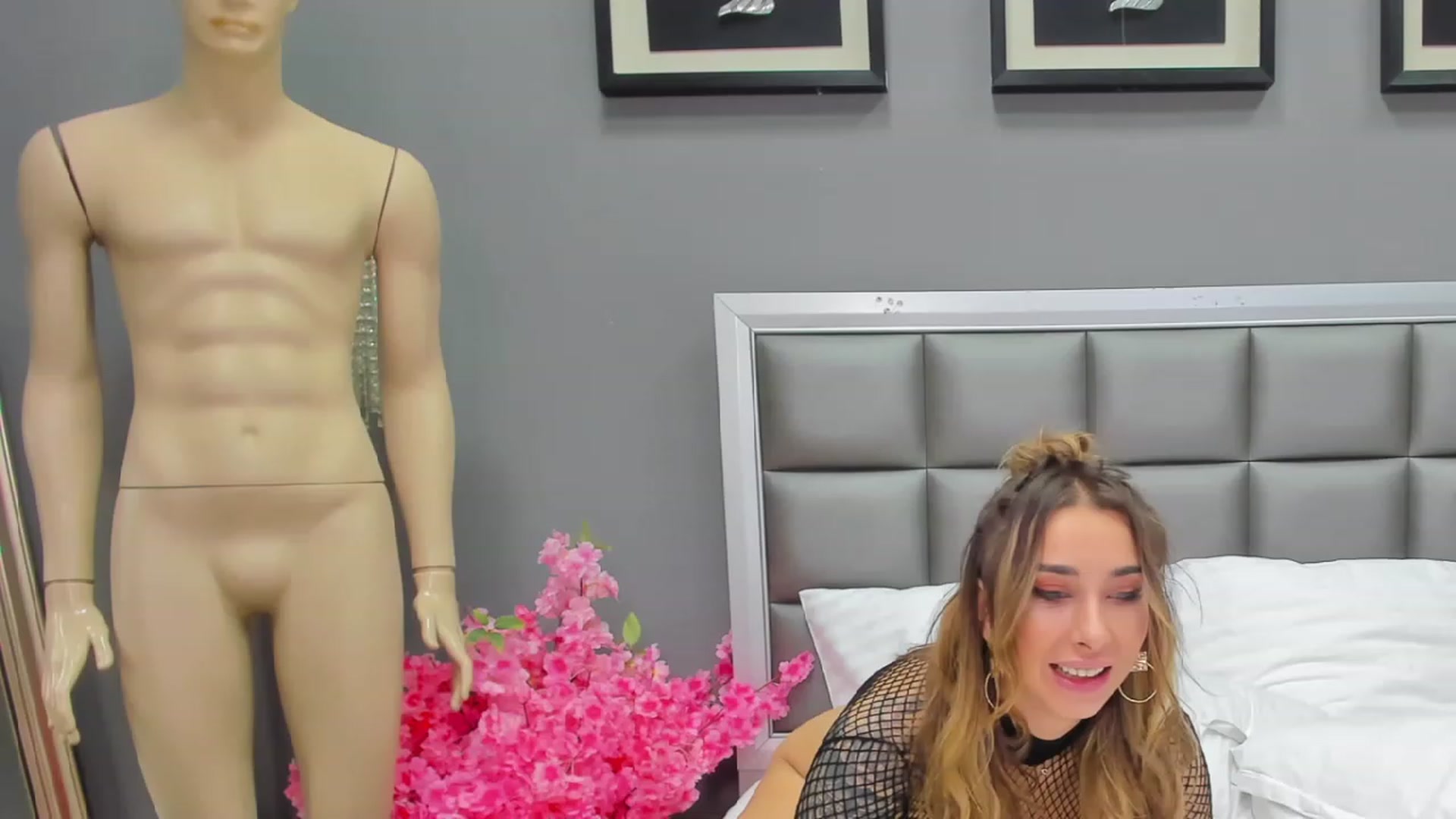 Gallery image thumbnail from ChristynaRos's myfreecams stream on, 01/09/2024, 03:37 image 16 of 20