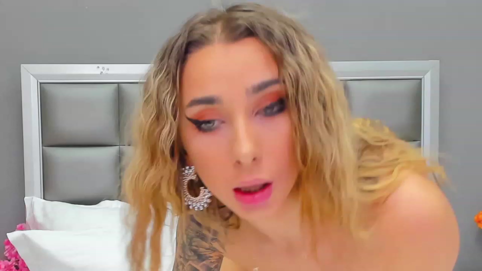 Gallery image thumbnail from ChristynaRos's myfreecams stream on, 01/17/2024, 21:05 image 6 of 20