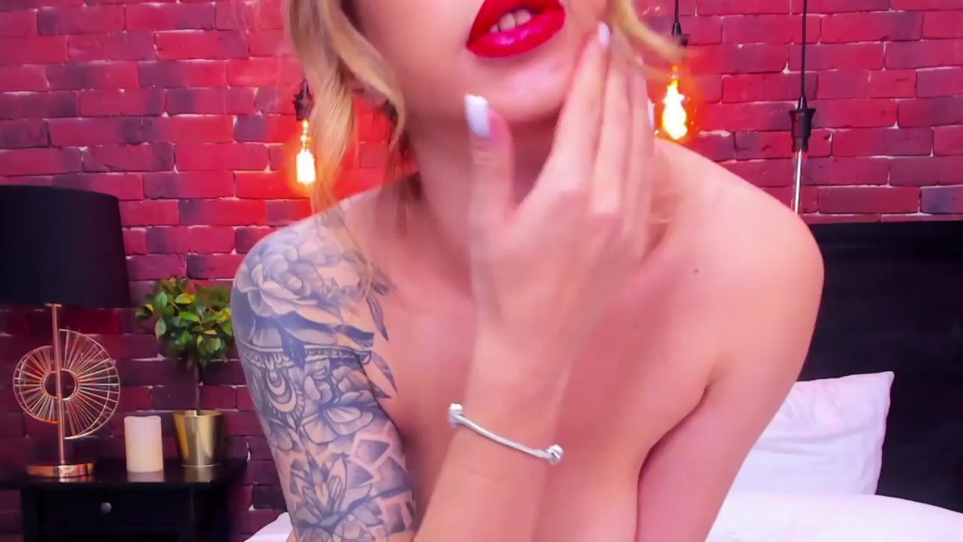 Gallery image thumbnail from ChristynaRos's myfreecams stream on, 04/15/2024, 02:46 image 16 of 20