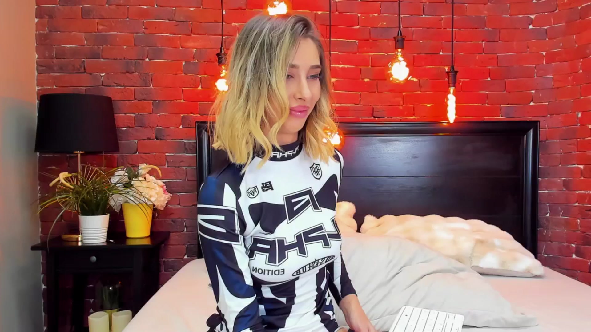 Gallery image thumbnail from ChristynaRos's myfreecams stream on, 05/02/2026, 22:11 image 12 of 20