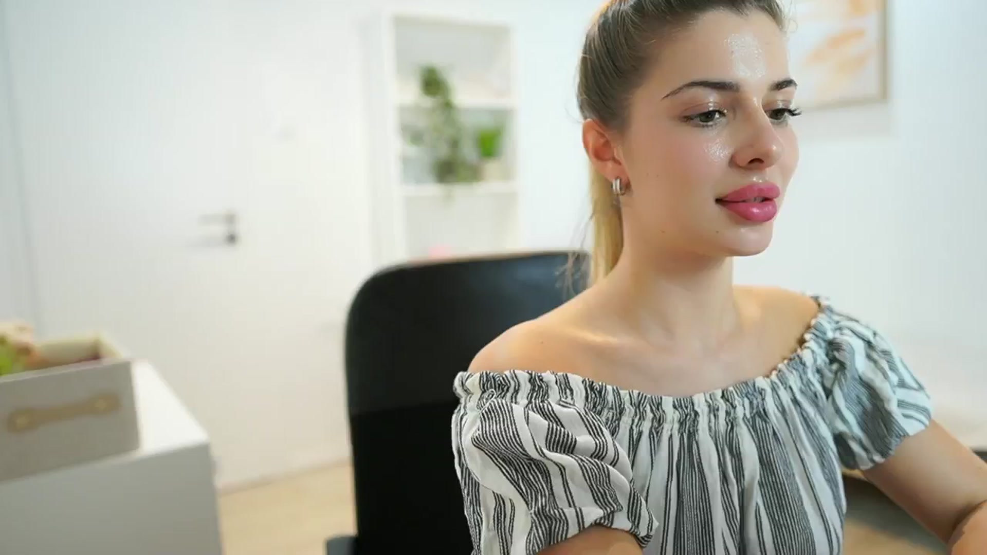 Gallery image thumbnail from Chroniclove69's myfreecams stream on, 01/08/2025, 18:43 image 3 of 20
