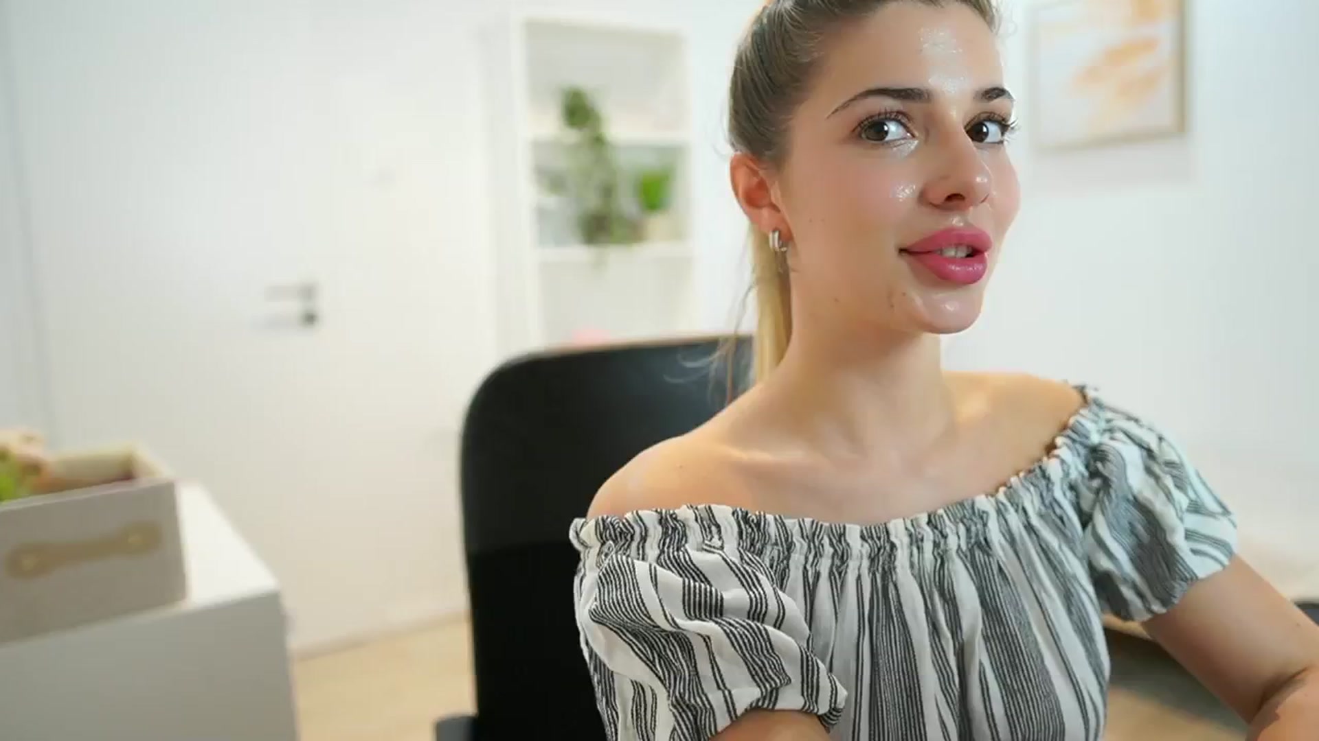 Gallery image thumbnail from Chroniclove69's myfreecams stream on, 01/08/2025, 18:43 image 1 of 20