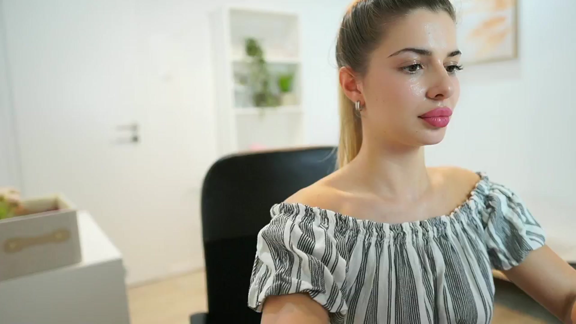Gallery image thumbnail from Chroniclove69's myfreecams stream on, 01/08/2025, 18:43 image 4 of 20