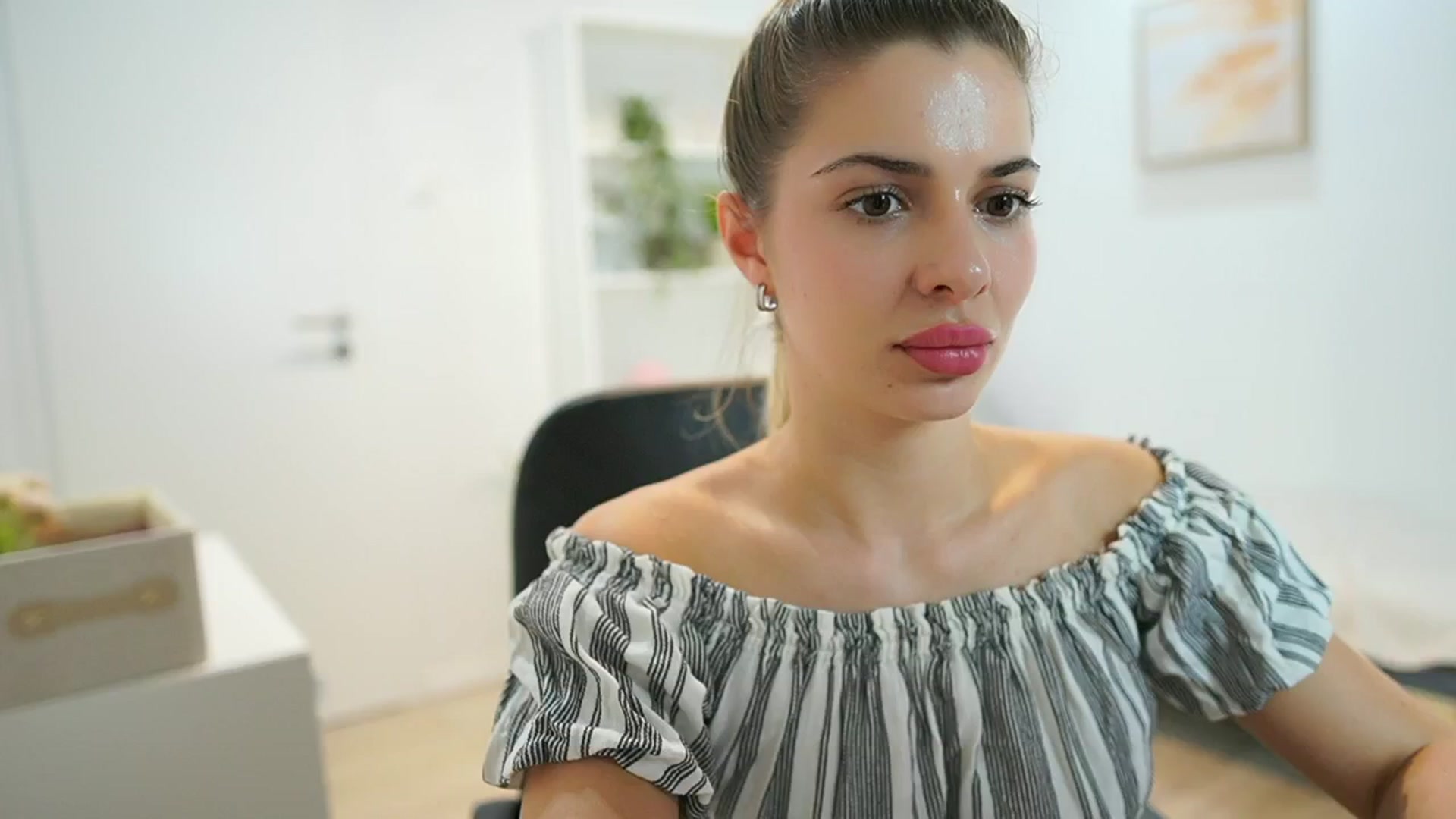 Gallery image thumbnail from Chroniclove69's myfreecams stream on, 01/08/2025, 18:43 image 18 of 20