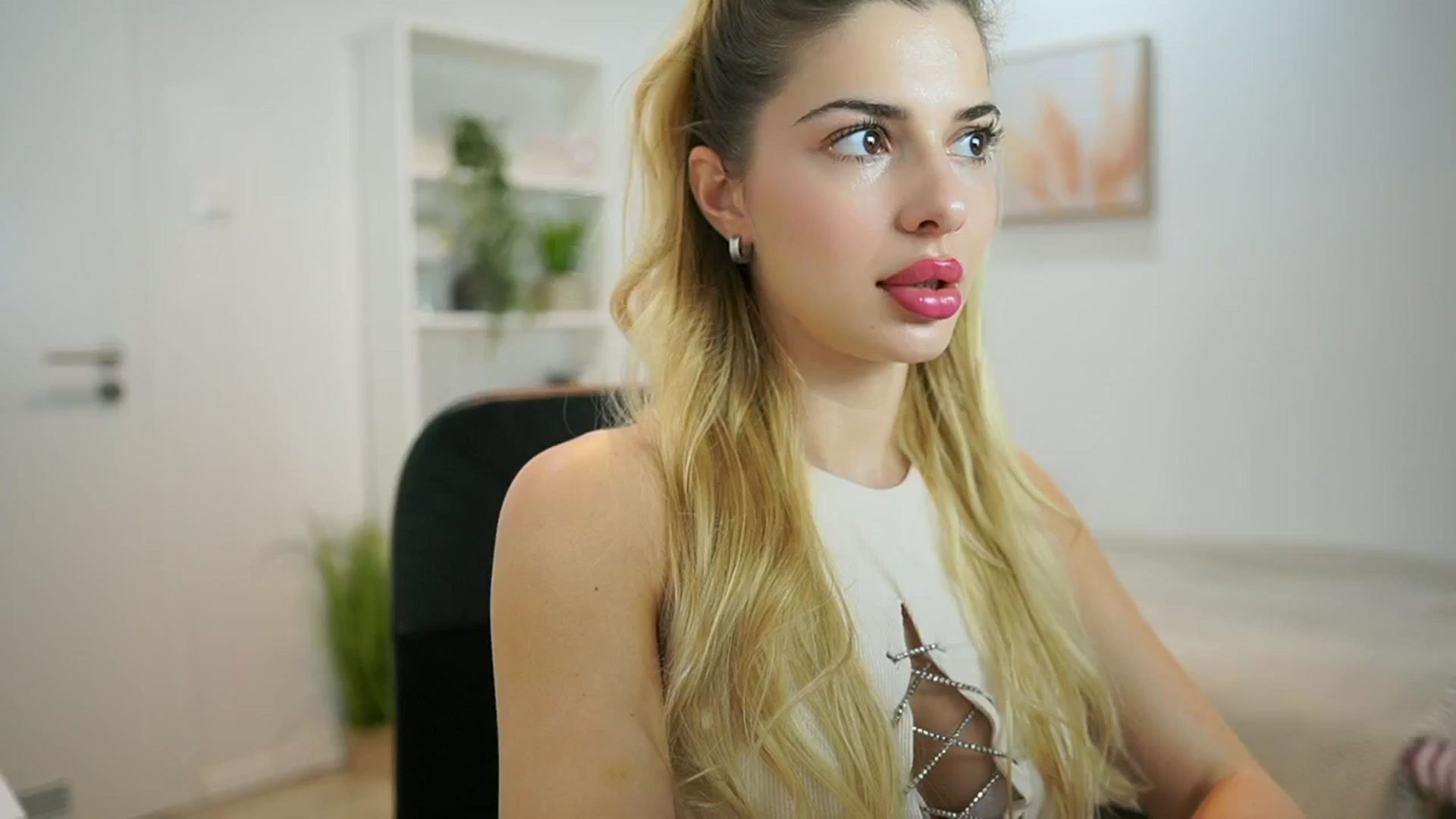 Gallery image thumbnail from Chroniclove69's myfreecams stream on, 01/09/2025, 14:48 image 9 of 20