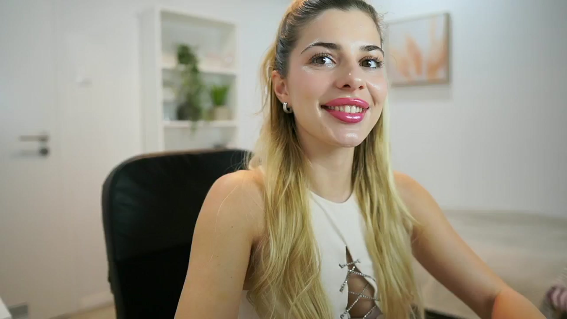 Gallery image thumbnail from Chroniclove69's myfreecams stream on, 01/09/2025, 14:48 image 13 of 20