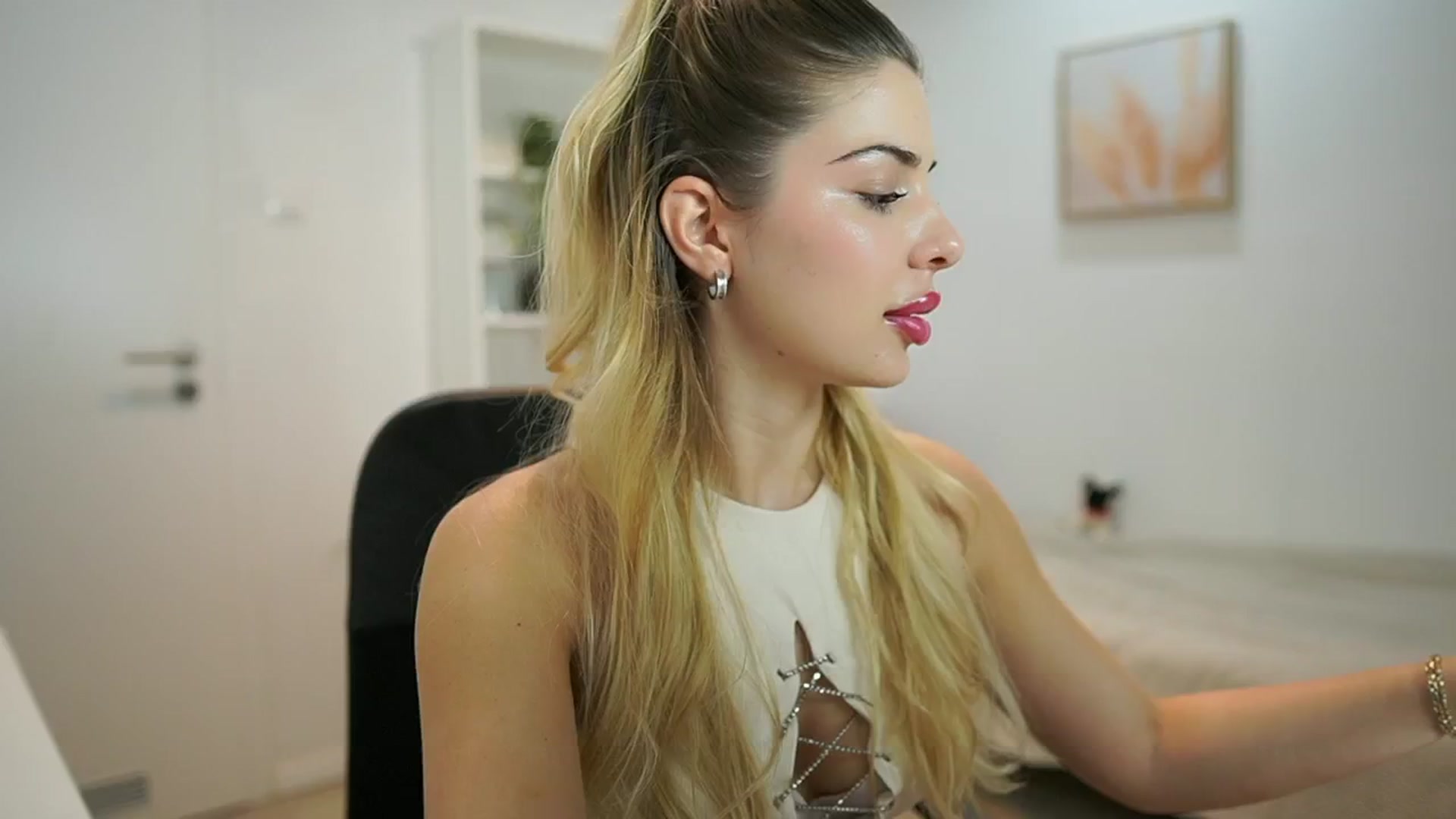 Gallery image thumbnail from Chroniclove69's myfreecams stream on, 01/09/2025, 14:48 image 4 of 20