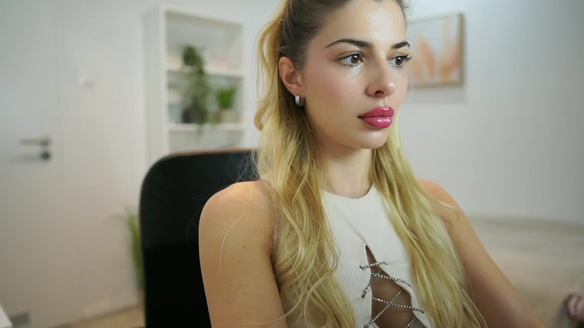 Gallery image thumbnail from Chroniclove69's myfreecams stream on, 01/09/2025, 14:48 image 10 of 20