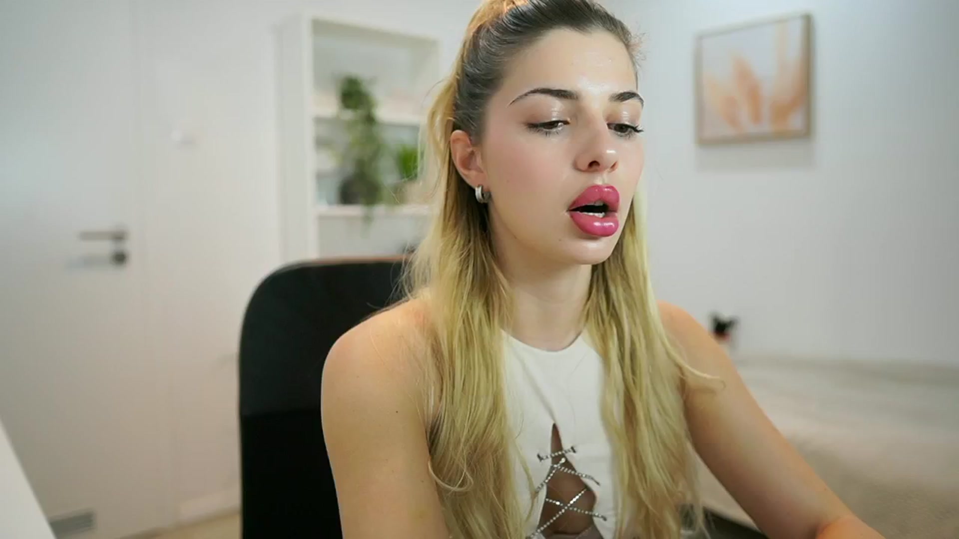 Gallery image thumbnail from Chroniclove69's myfreecams stream on, 01/09/2025, 14:48 image 2 of 20