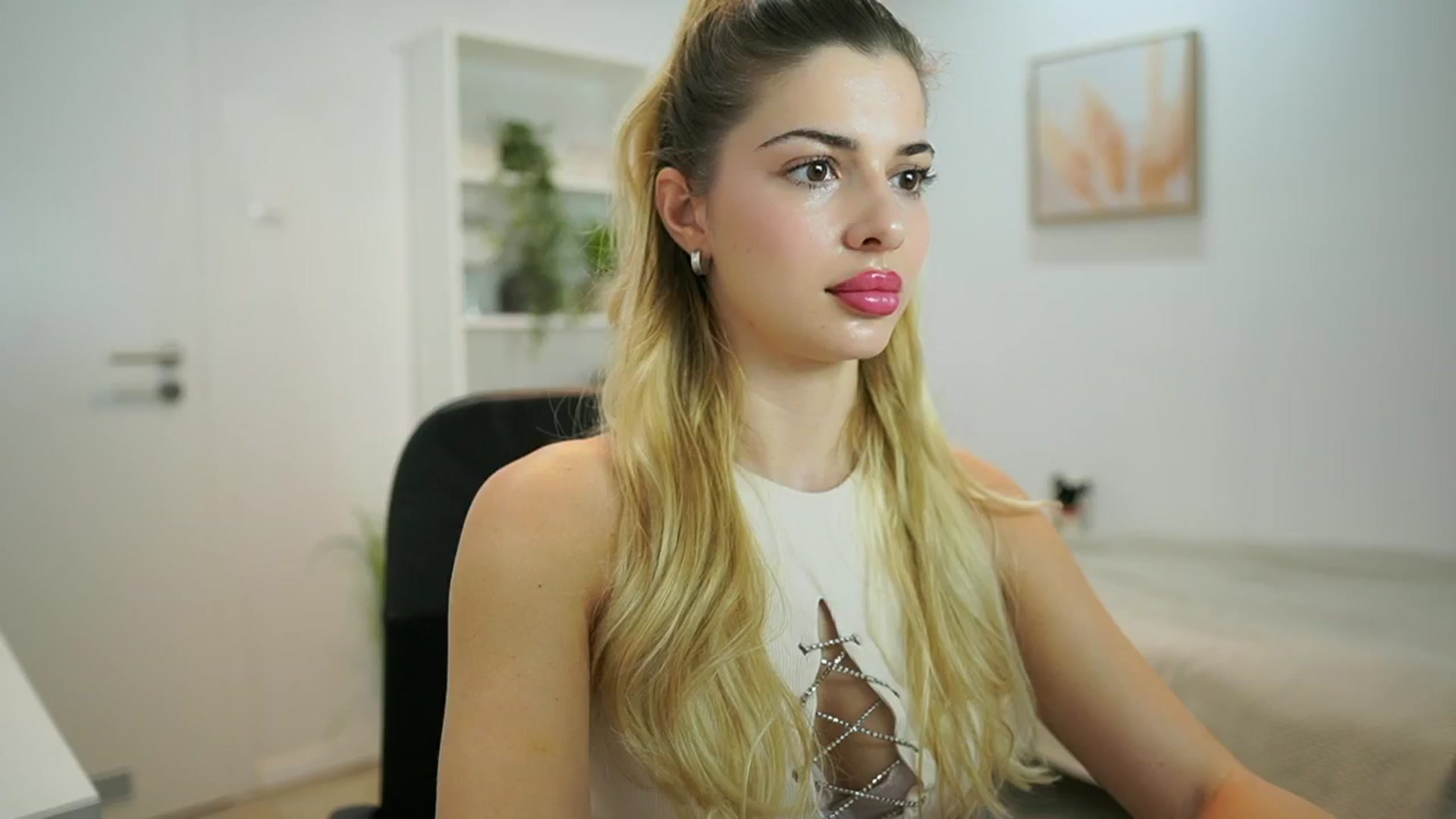 Gallery image thumbnail from Chroniclove69's myfreecams stream on, 01/09/2025, 15:36 image 14 of 20
