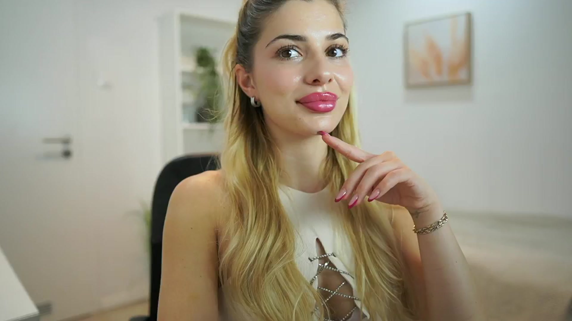 Gallery image thumbnail from Chroniclove69's myfreecams stream on, 01/09/2025, 15:36 image 13 of 20