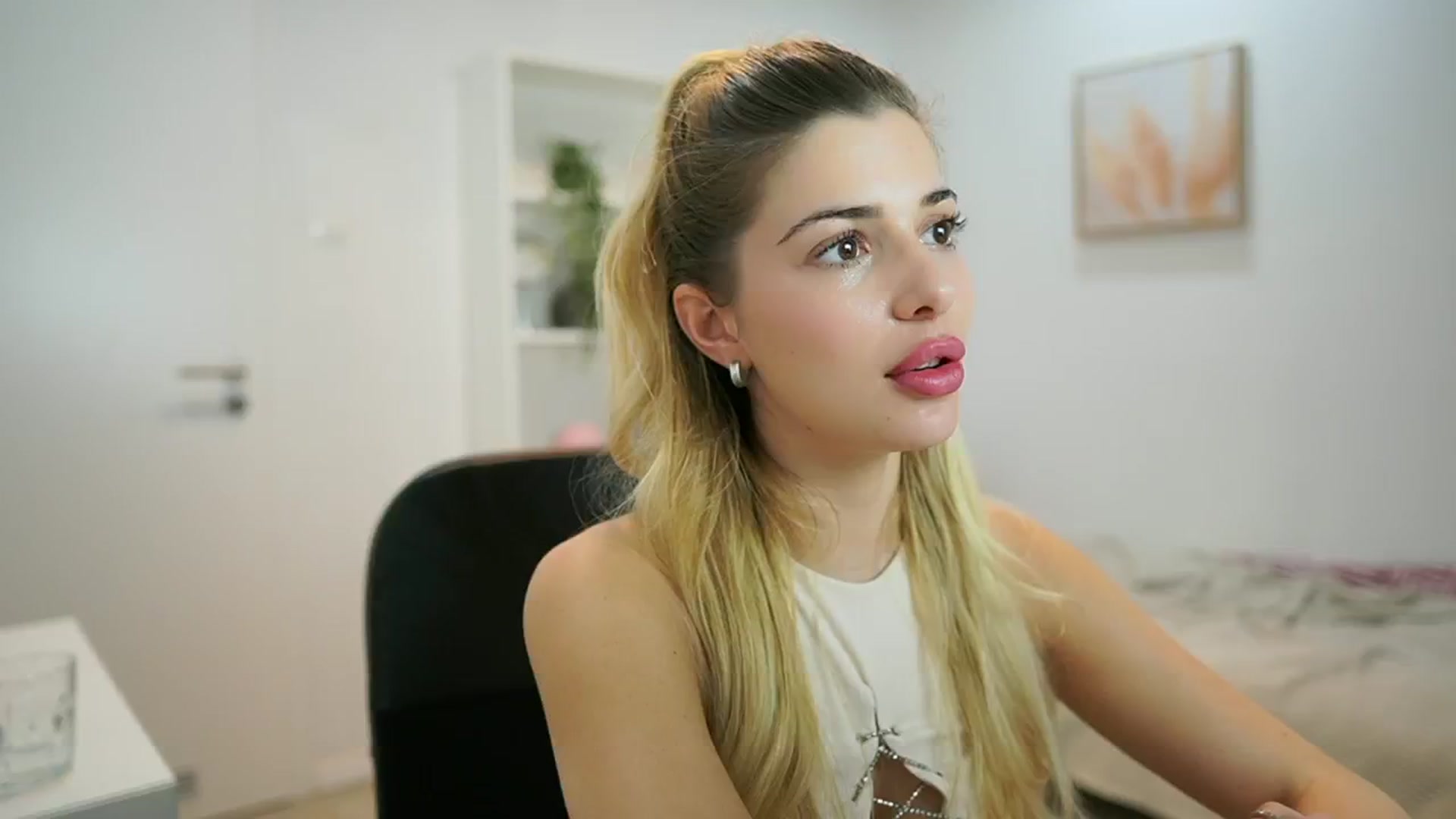 Gallery image thumbnail from Chroniclove69's myfreecams stream on, 01/09/2025, 17:49 image 9 of 20