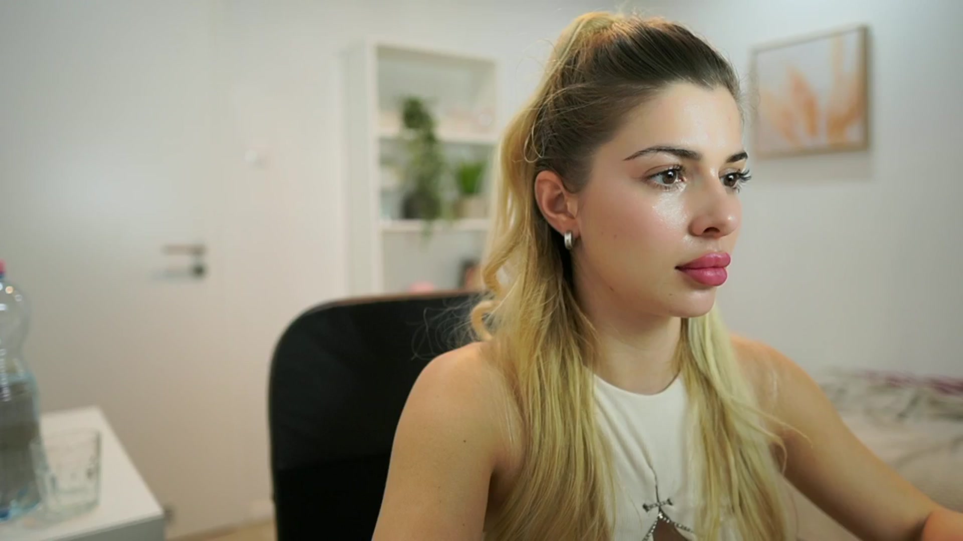 Gallery image thumbnail from Chroniclove69's myfreecams stream on, 01/09/2025, 17:49 image 13 of 20