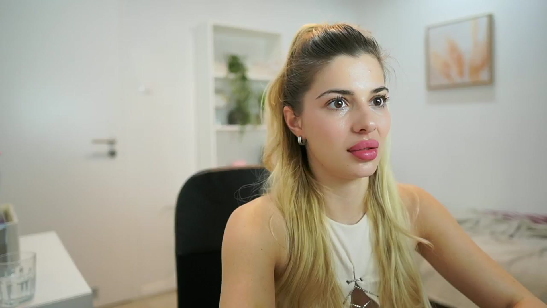 Gallery image thumbnail from Chroniclove69's myfreecams stream on, 01/09/2025, 17:49 image 18 of 20