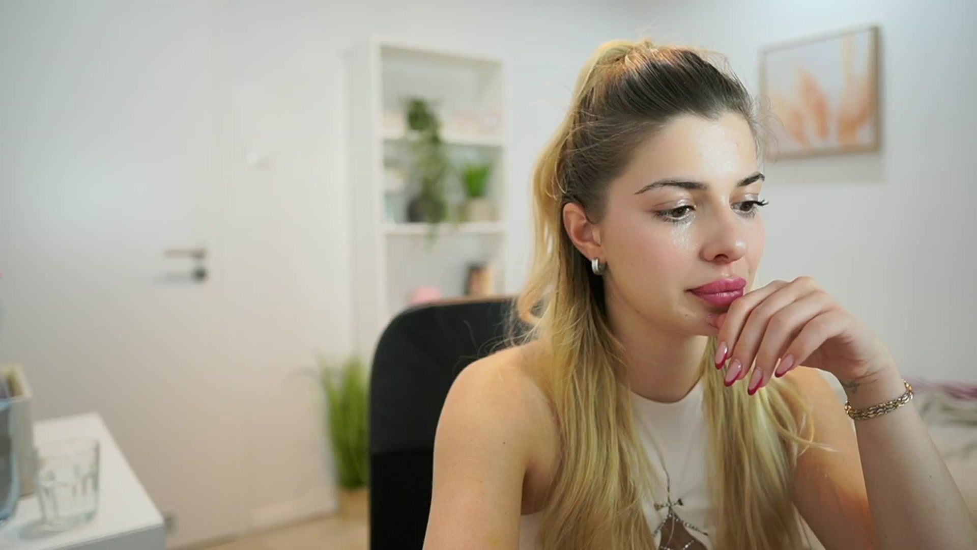 Gallery image thumbnail from Chroniclove69's myfreecams stream on, 01/09/2025, 17:49 image 14 of 20