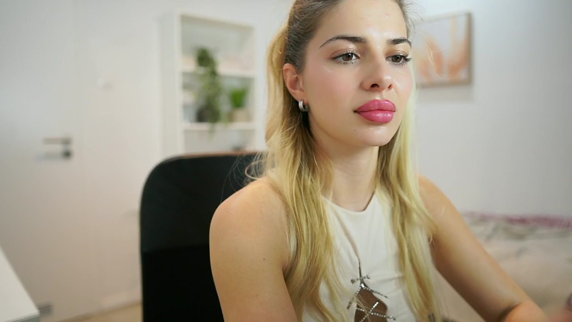 Gallery image thumbnail from Chroniclove69's myfreecams stream on, 01/09/2025, 17:49 image 1 of 20