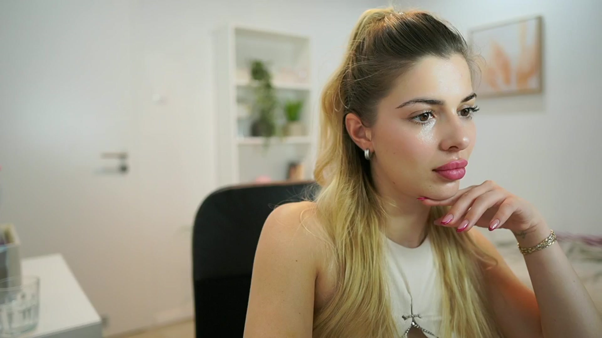 Gallery image thumbnail from Chroniclove69's myfreecams stream on, 01/09/2025, 17:49 image 19 of 20