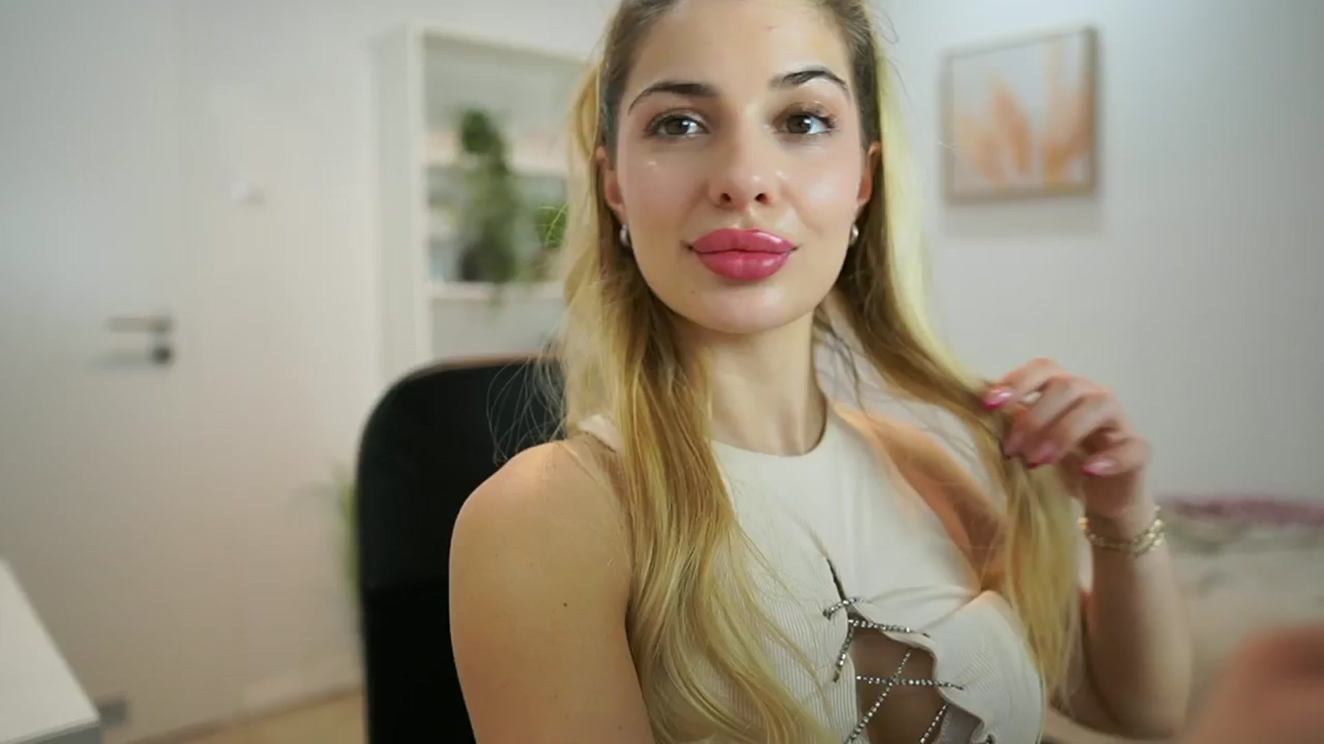 Gallery image thumbnail from Chroniclove69's myfreecams stream on, 01/09/2025, 17:49 image 3 of 20