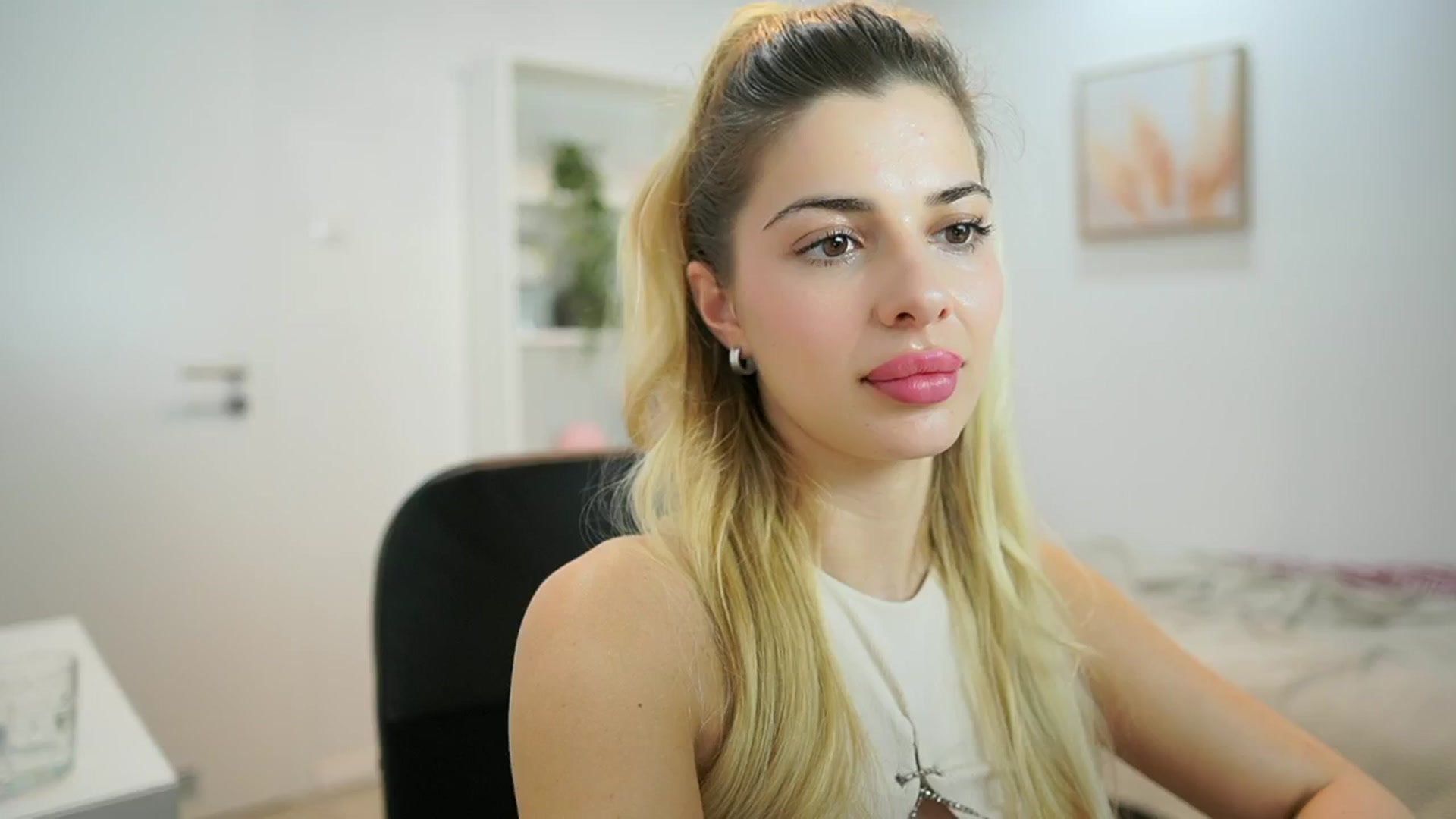 Gallery image thumbnail from Chroniclove69's myfreecams stream on, 01/09/2025, 17:49 image 6 of 20