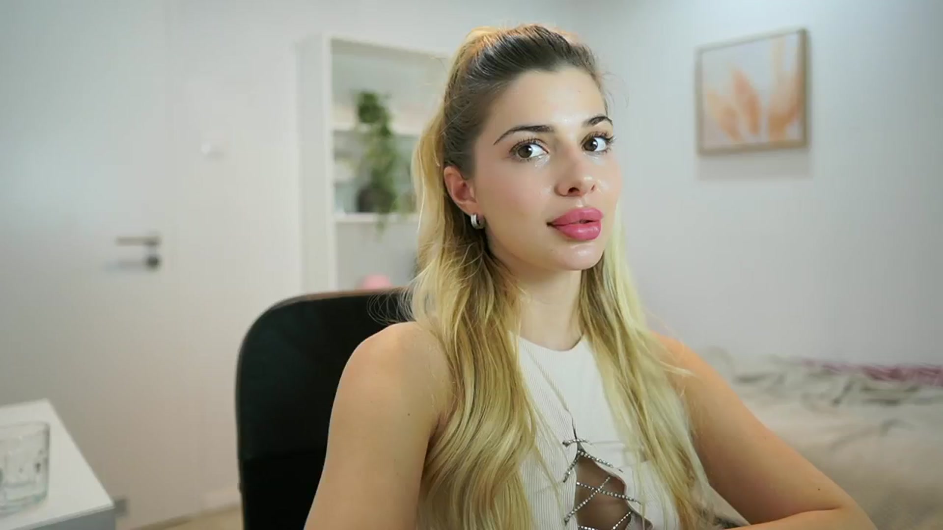 Gallery image thumbnail from Chroniclove69's myfreecams stream on, 01/09/2025, 17:49 image 7 of 20