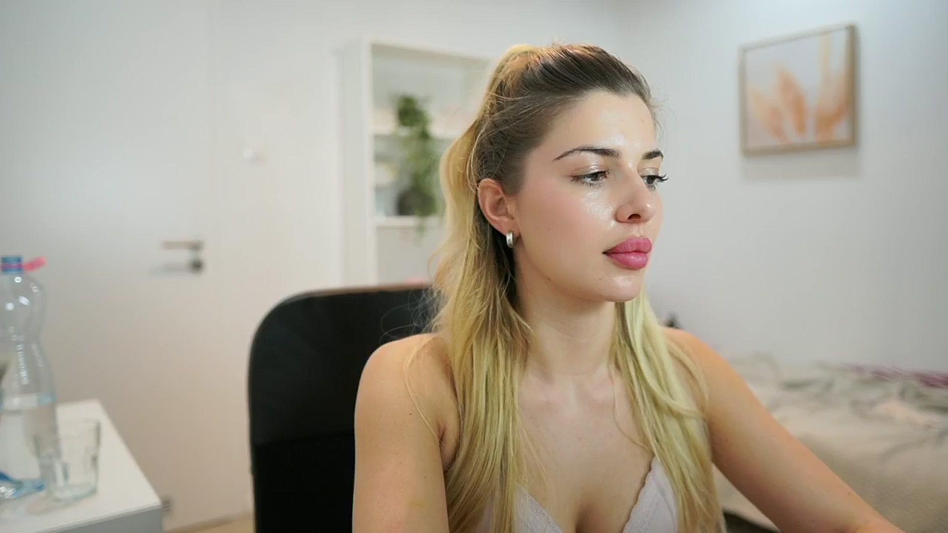 Gallery image thumbnail from Chroniclove69's myfreecams stream on, 01/09/2025, 19:04 image 15 of 20