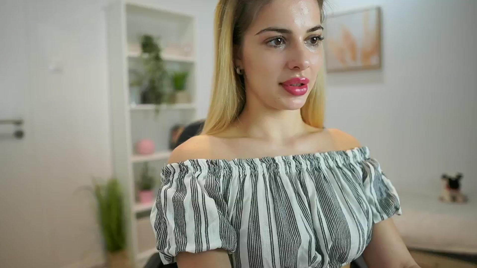 Gallery image thumbnail from Chroniclove69's myfreecams stream on, 01/12/2025, 15:44 image 6 of 20