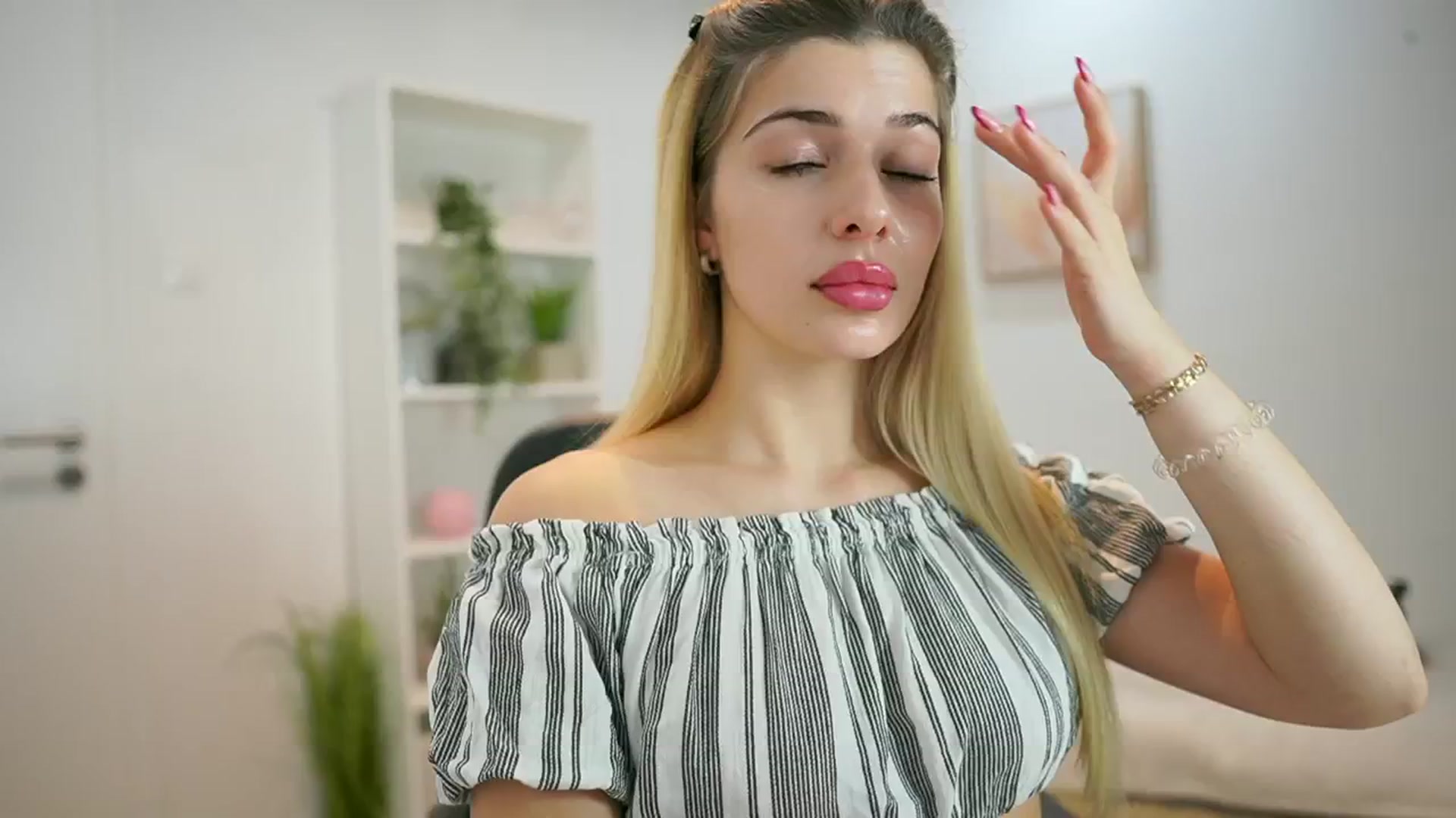 Gallery image thumbnail from Chroniclove69's myfreecams stream on, 01/12/2025, 15:44 image 18 of 20