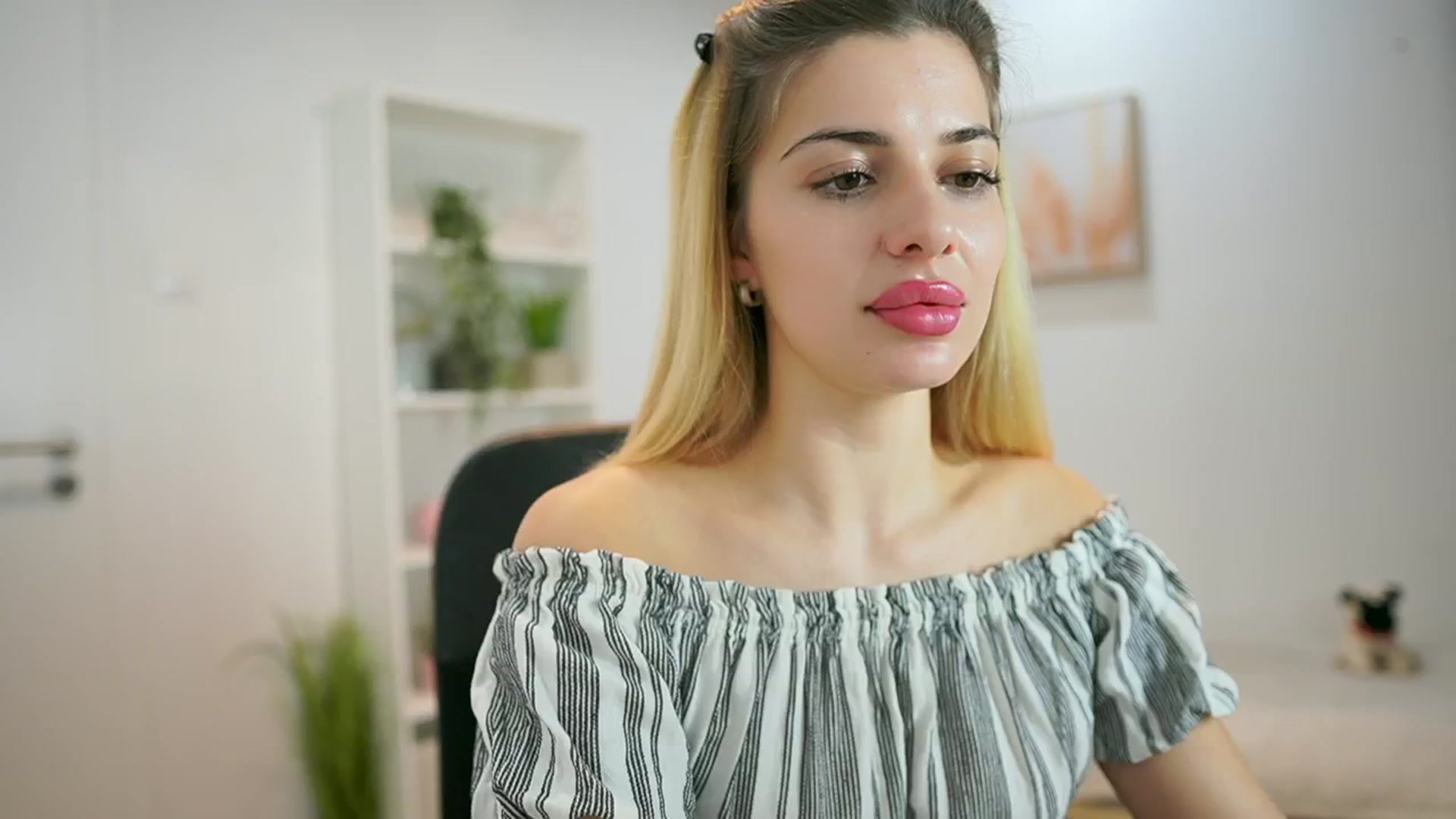 Gallery image thumbnail from Chroniclove69's myfreecams stream on, 01/12/2025, 17:18 image 2 of 20