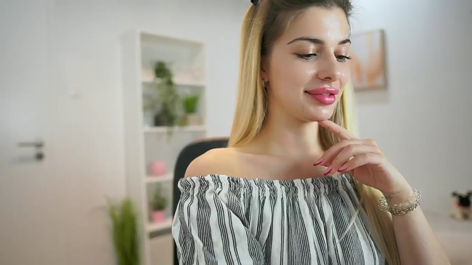 Gallery image thumbnail from Chroniclove69's myfreecams stream on, 01/12/2025, 17:18 image 10 of 20