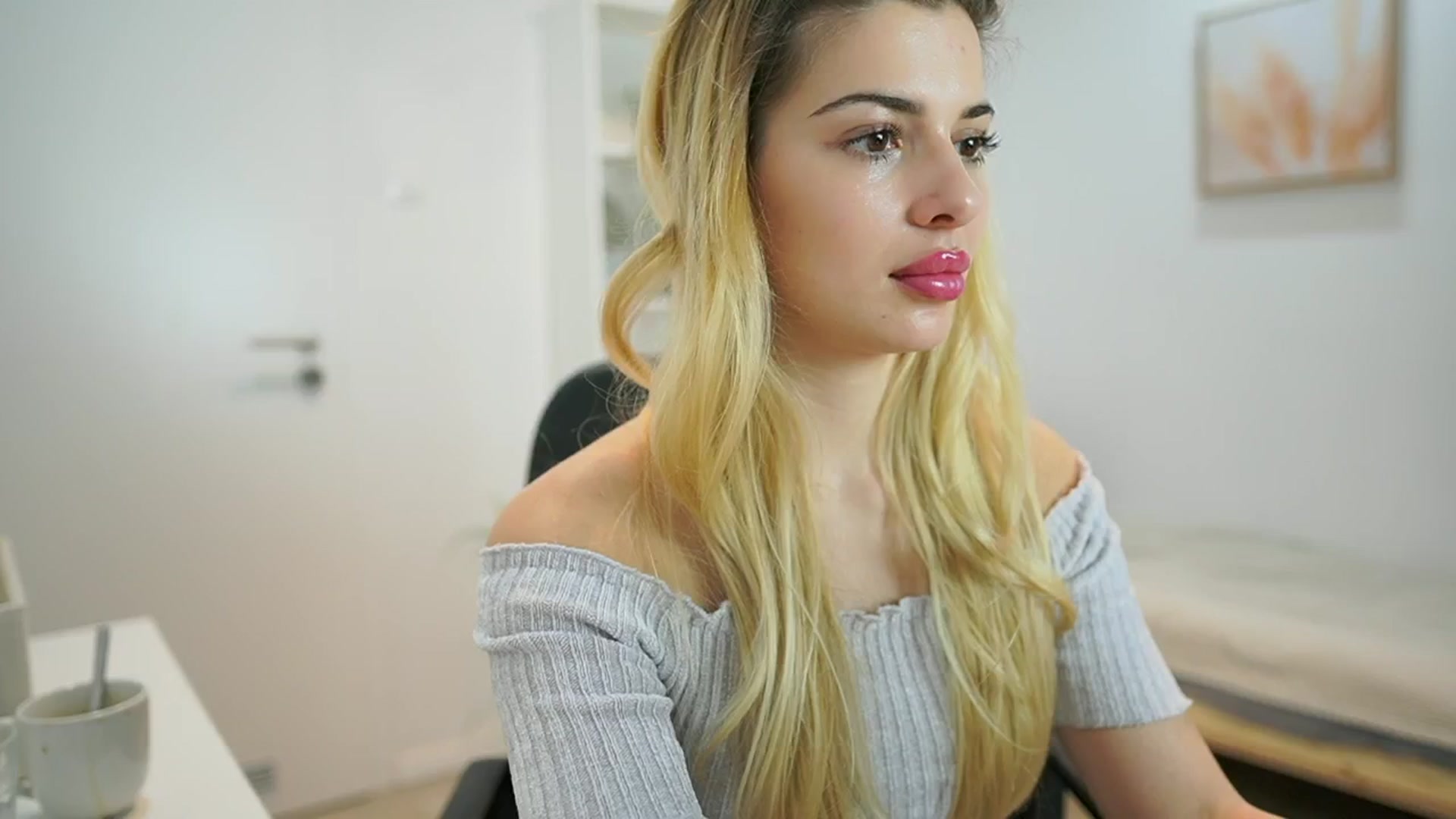 Gallery image thumbnail from Chroniclove69's myfreecams stream on, 01/17/2025, 15:24 image 15 of 20