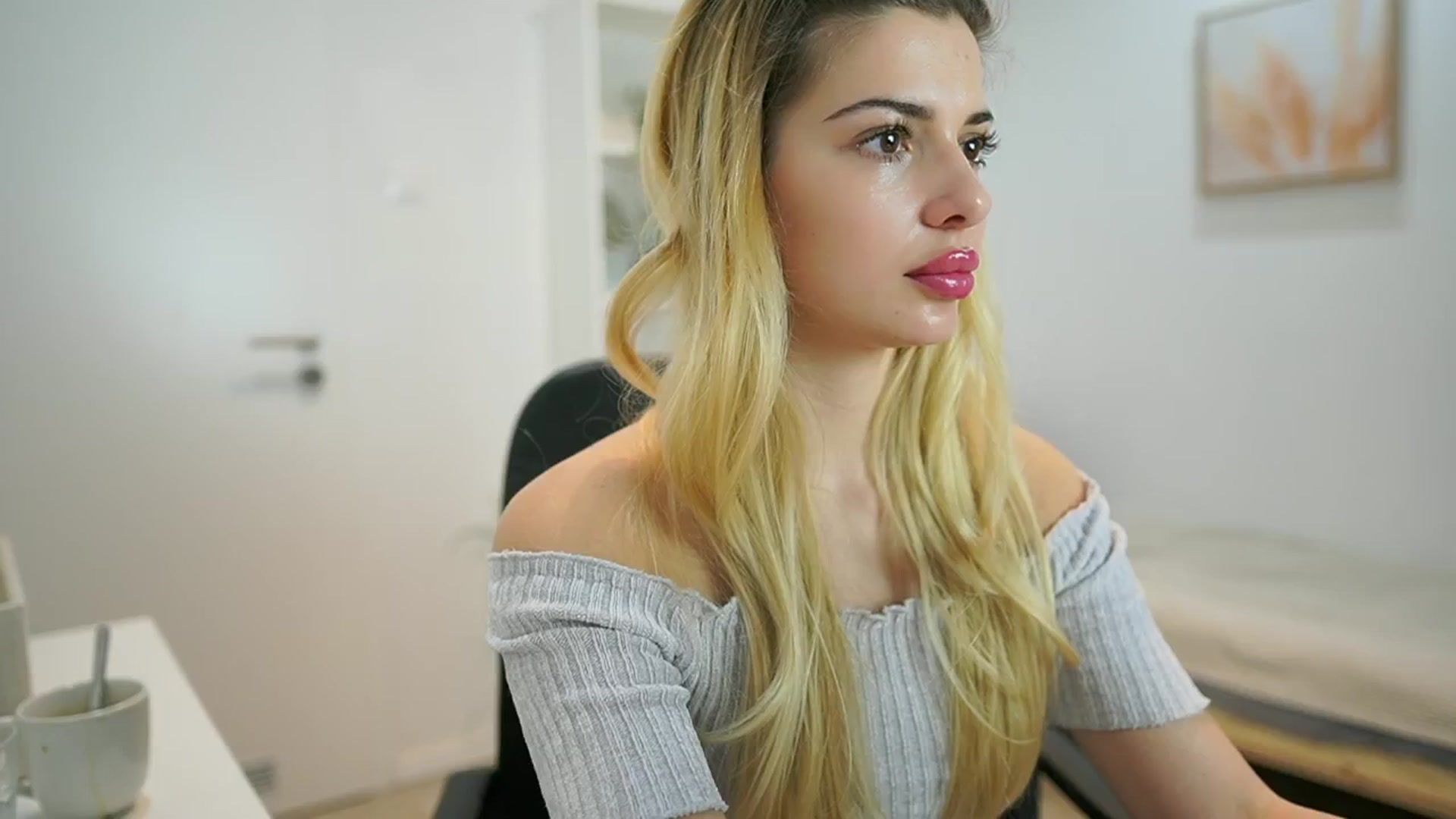 Gallery image thumbnail from Chroniclove69's myfreecams stream on, 01/17/2025, 15:24 image 16 of 20
