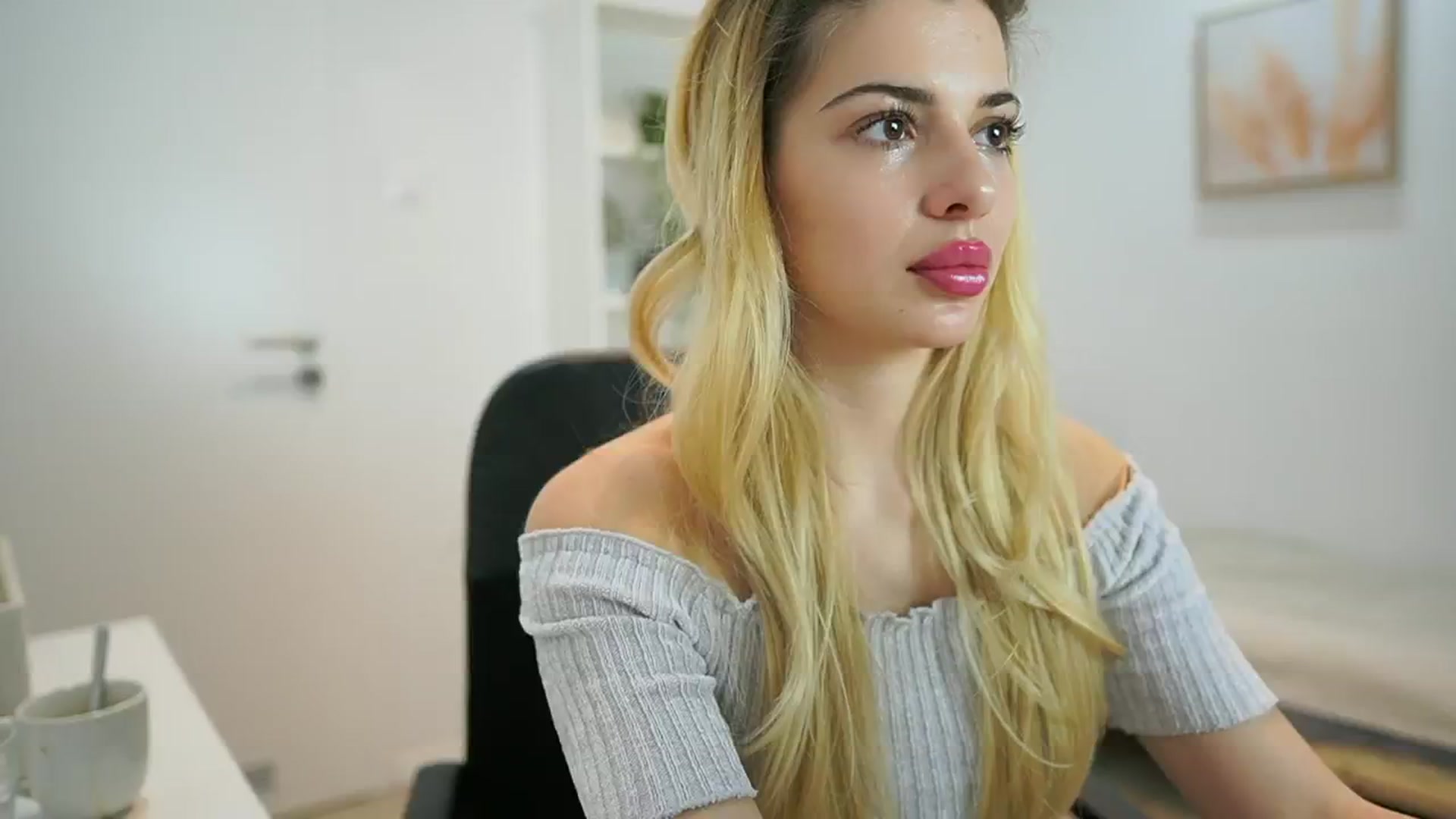 Gallery image thumbnail from Chroniclove69's myfreecams stream on, 01/17/2025, 15:24 image 13 of 20